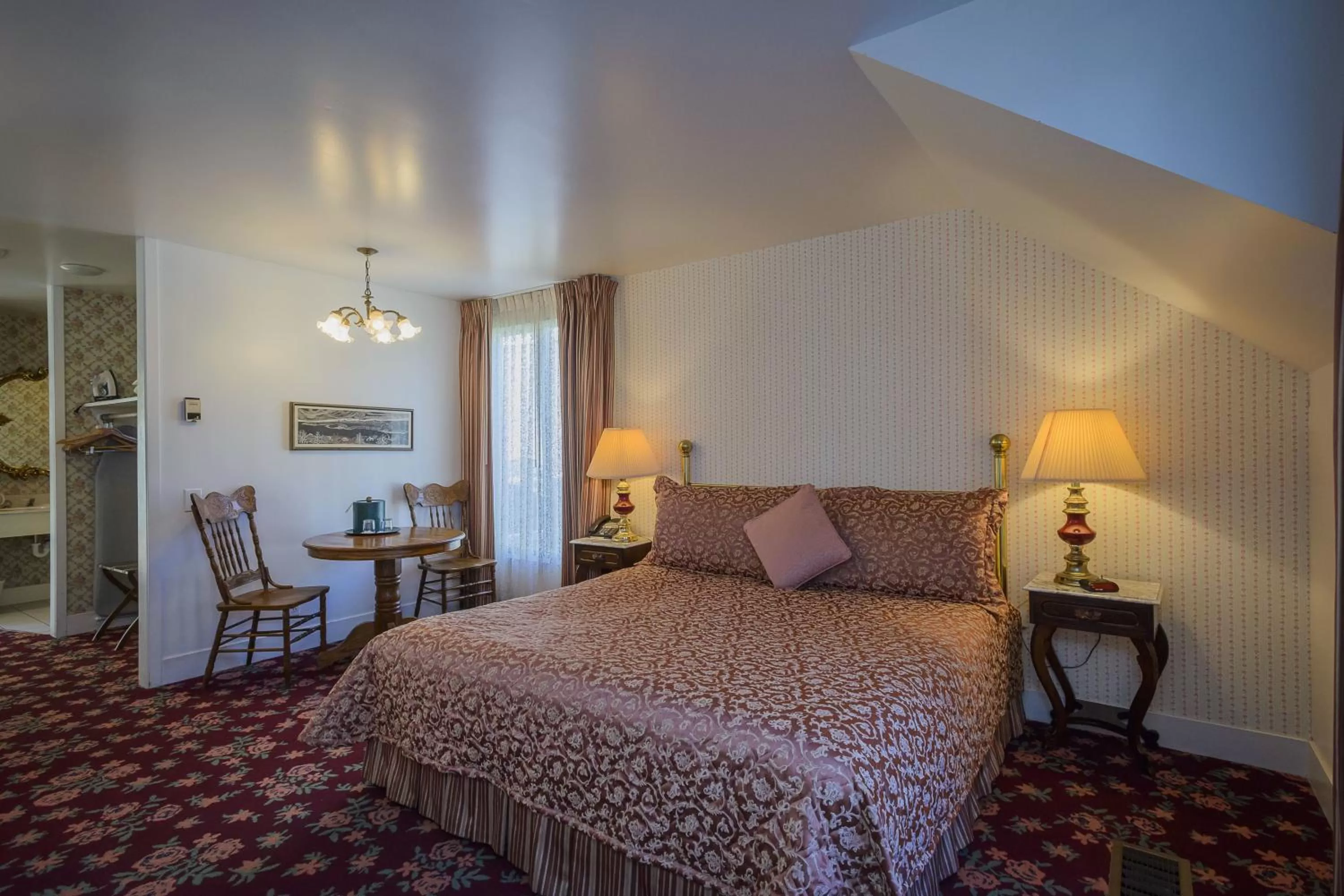 Photo of the whole room, Bed in Hill House Inn