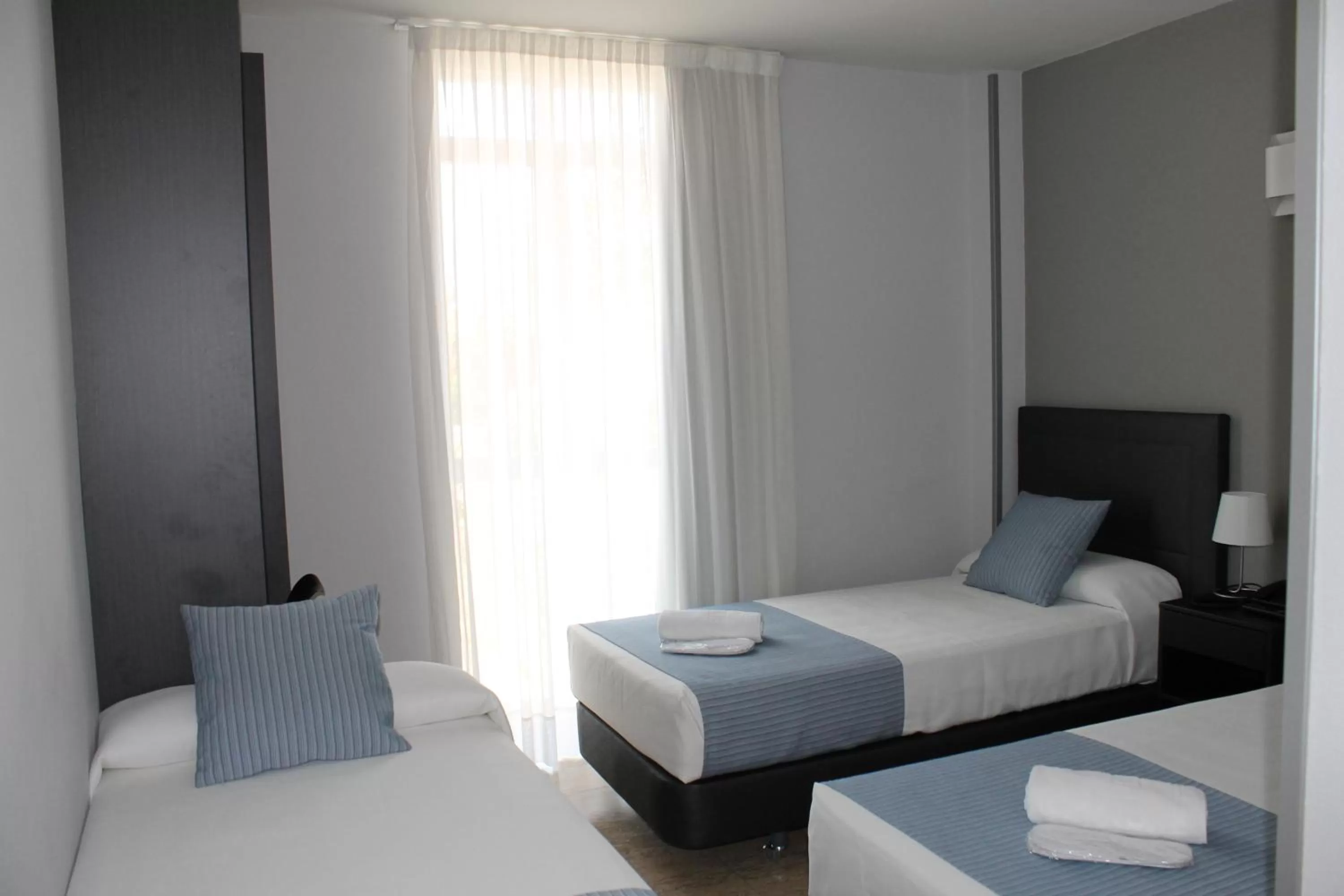 Bed in Hotel Barajas Plaza