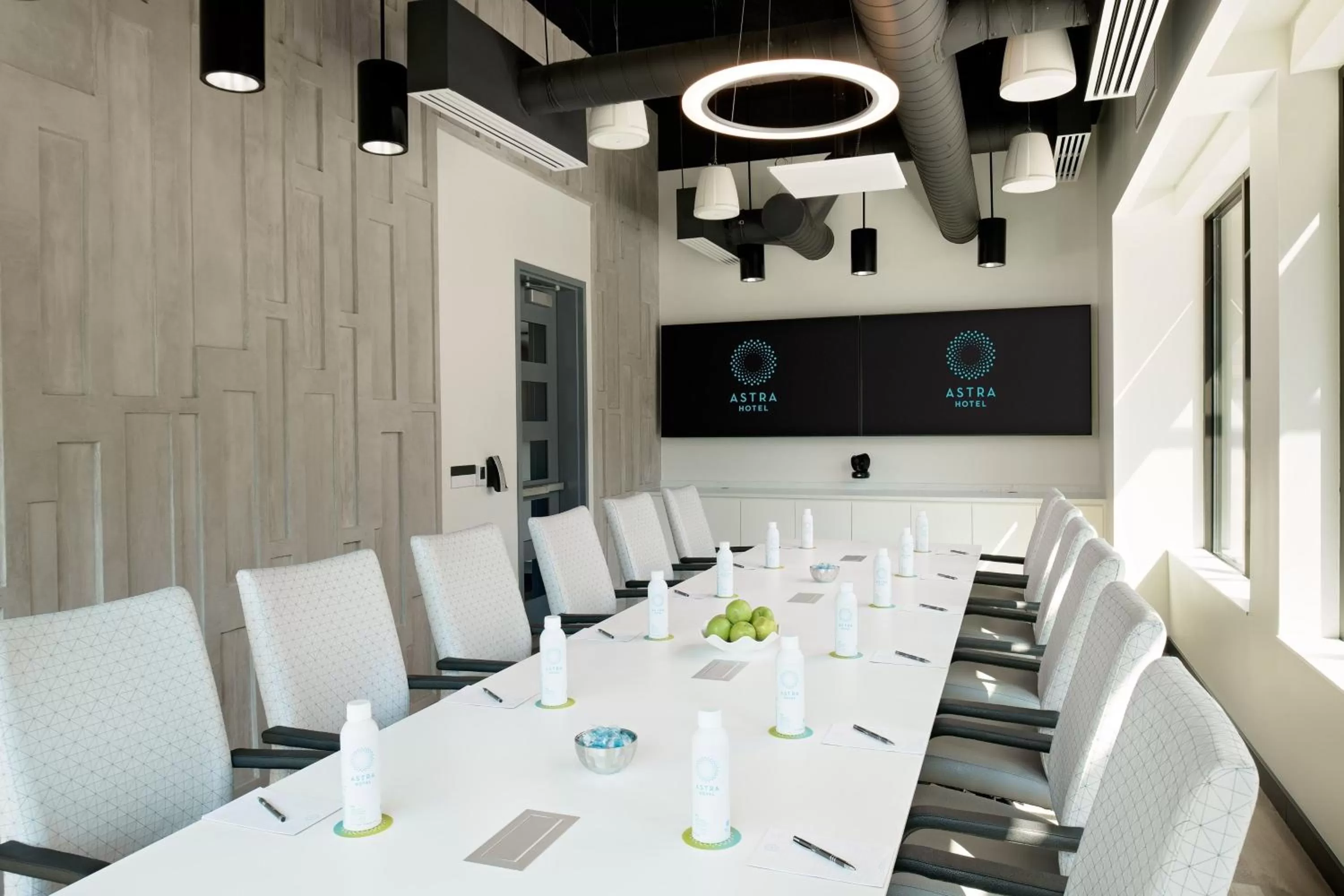 Meeting/conference room in Astra Hotel, Seattle, a Tribute Portfolio Hotel