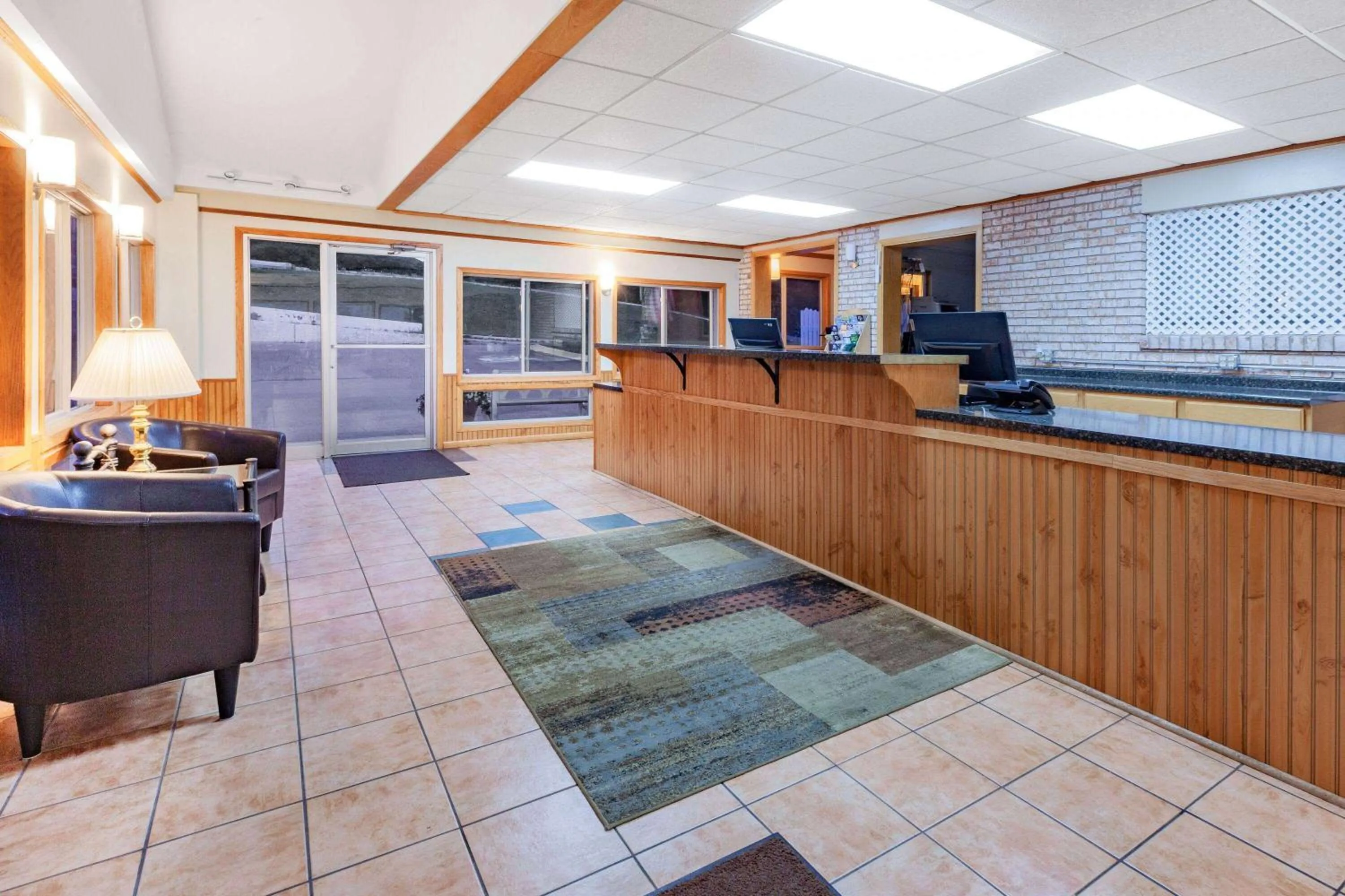 Lobby or reception in Days Inn & Suites by Wyndham St. Ignace Lakefront