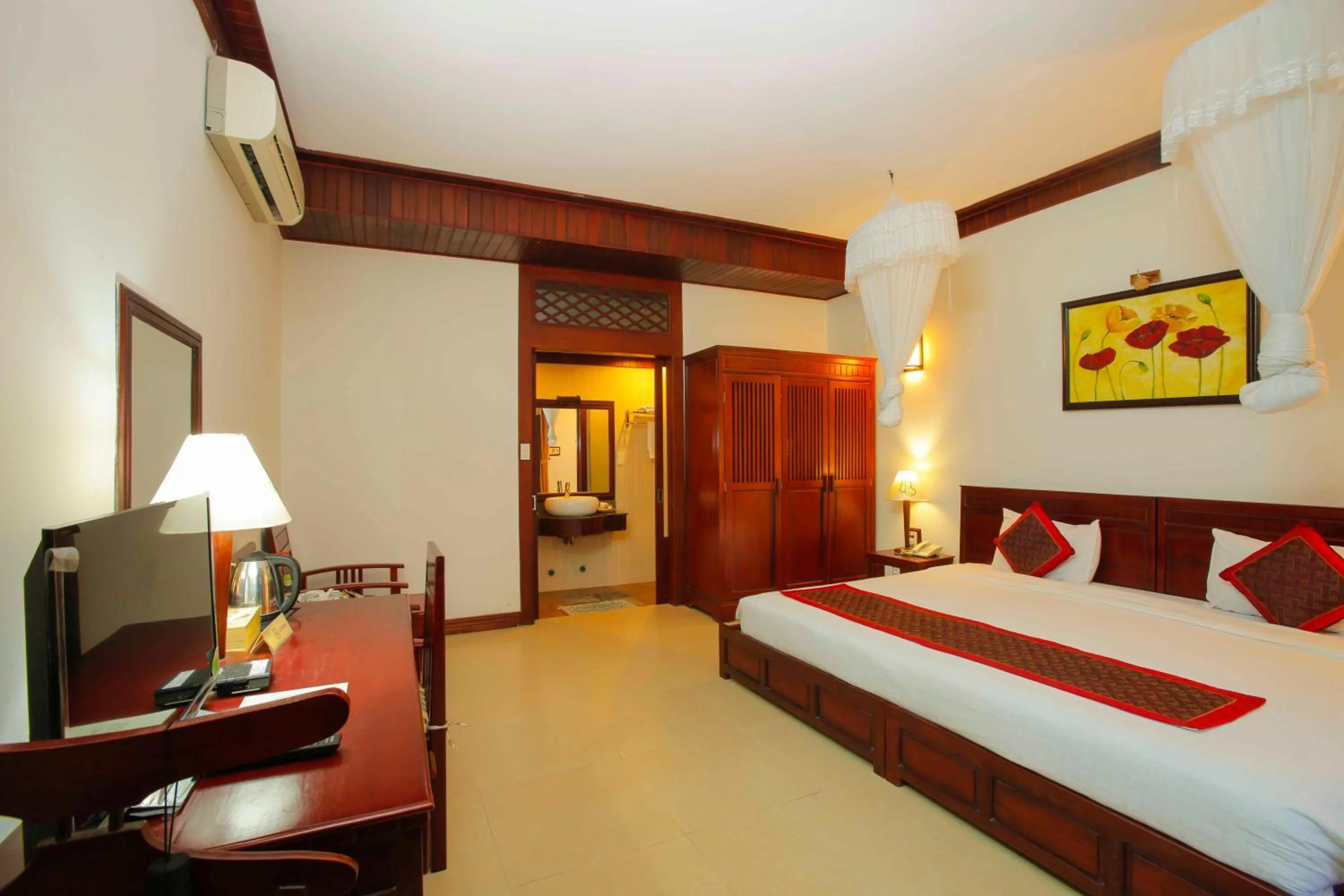 Photo of the whole room, Bed in Hoi An Garden Villas