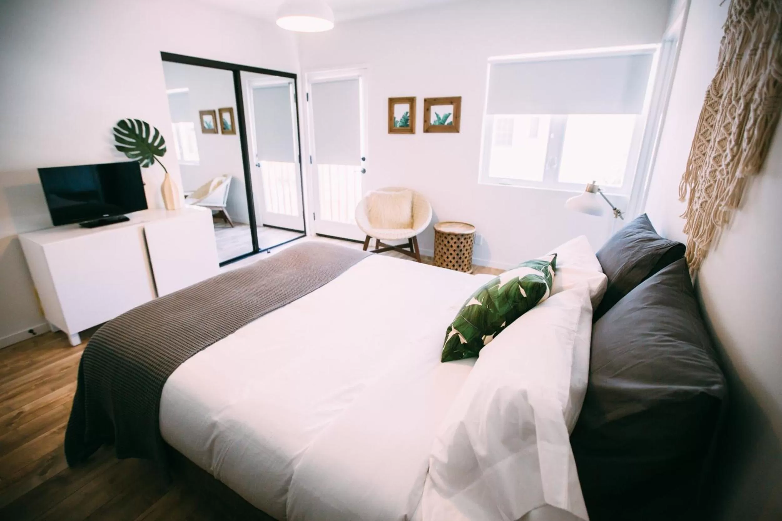 TV and multimedia, Bed in Noon on Sunset Hill