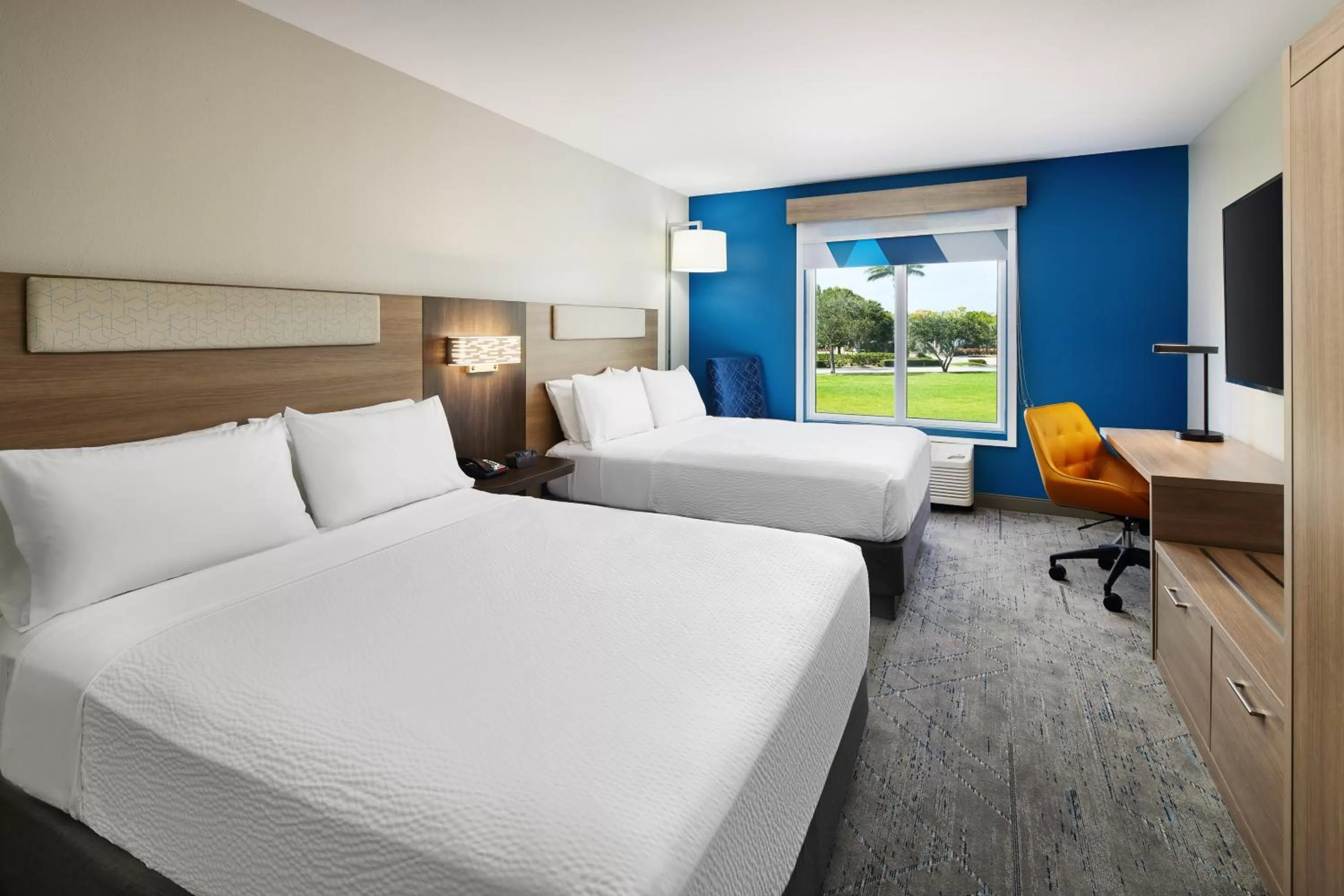 TV and multimedia, Bed in Holiday Inn Express Hotel & Suites Port St. Lucie West by IHG
