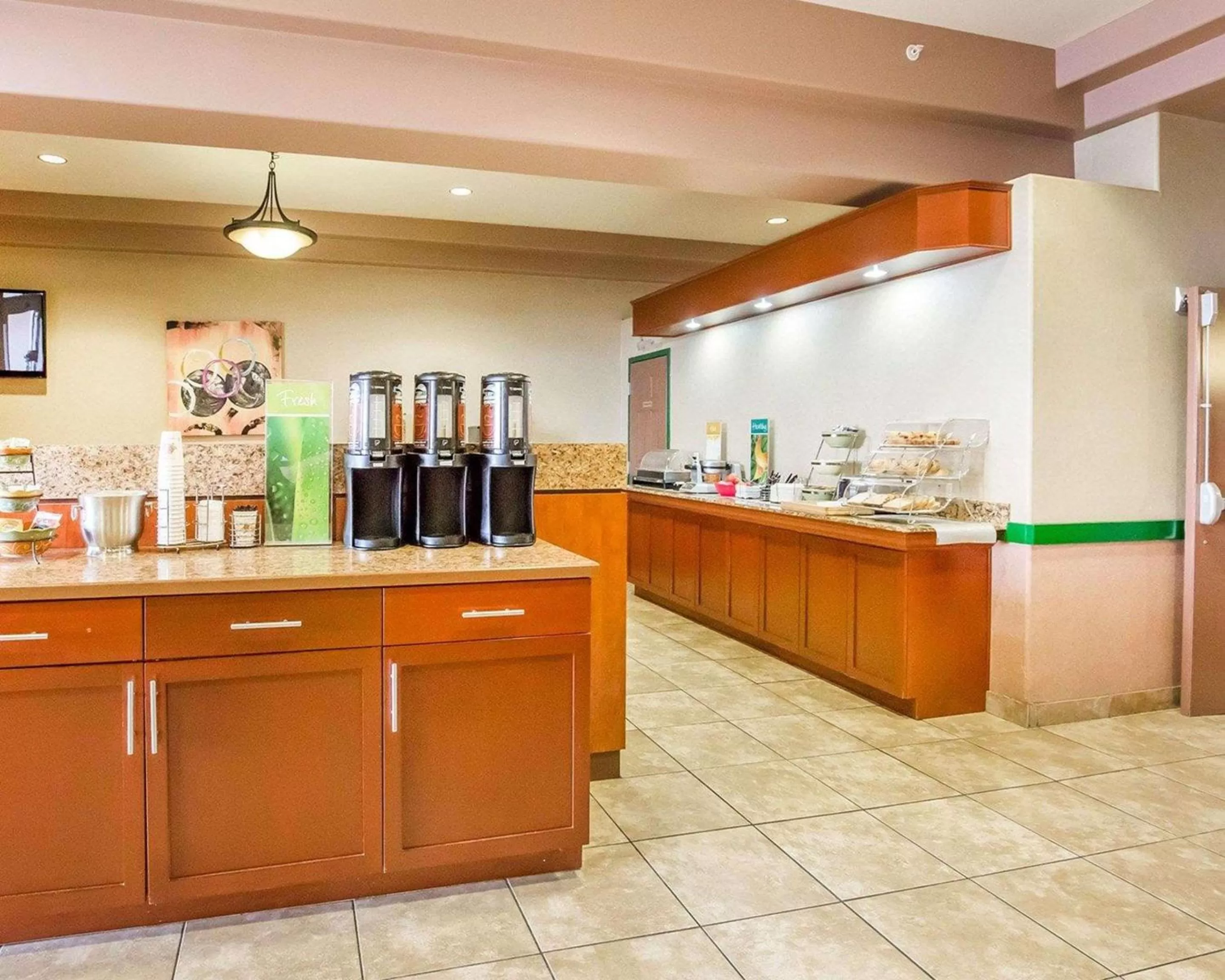 Restaurant/places to eat in Quality Inn & Suites