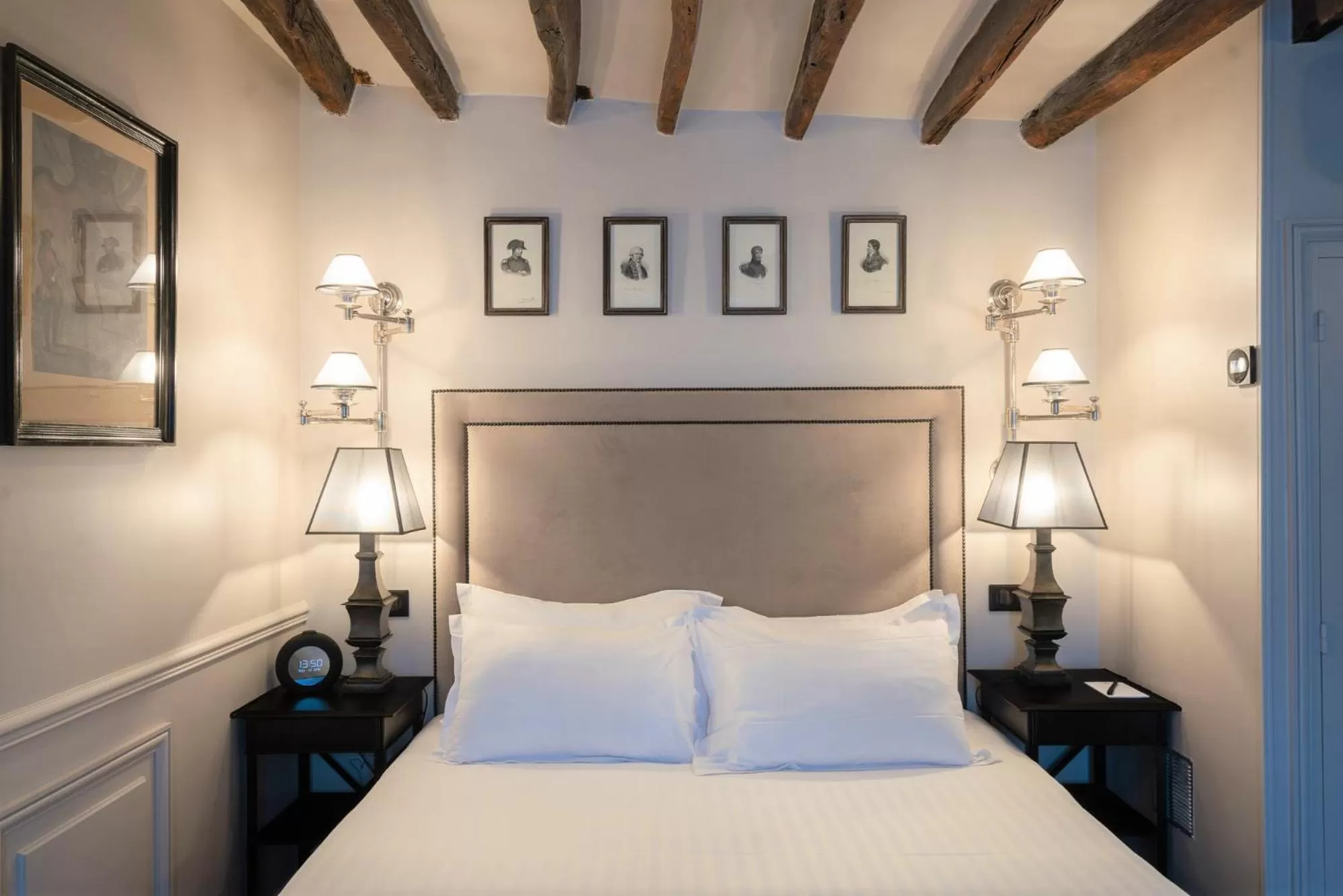 Bed in Hotel Saint-Louis en L'Isle - Notre-Dame