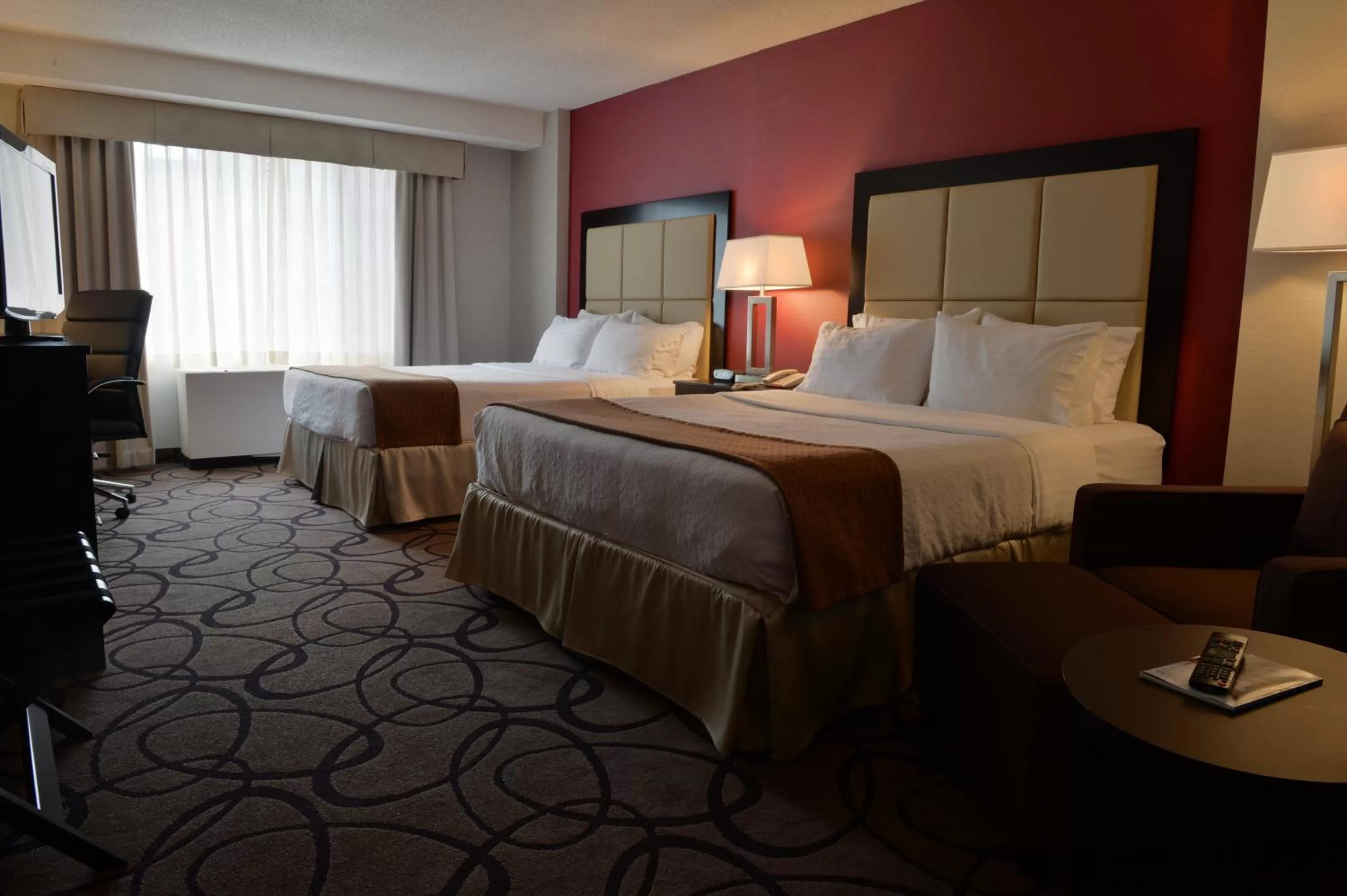 Photo of the whole room, Bed in Holiday Inn Montreal Centre Ville Downtown by IHG