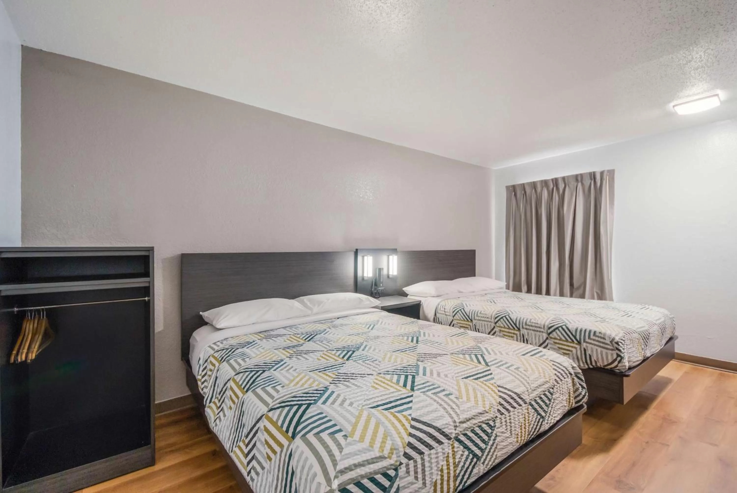 Photo of the whole room, Bed in Motel 6-Laredo, TX - North I-35