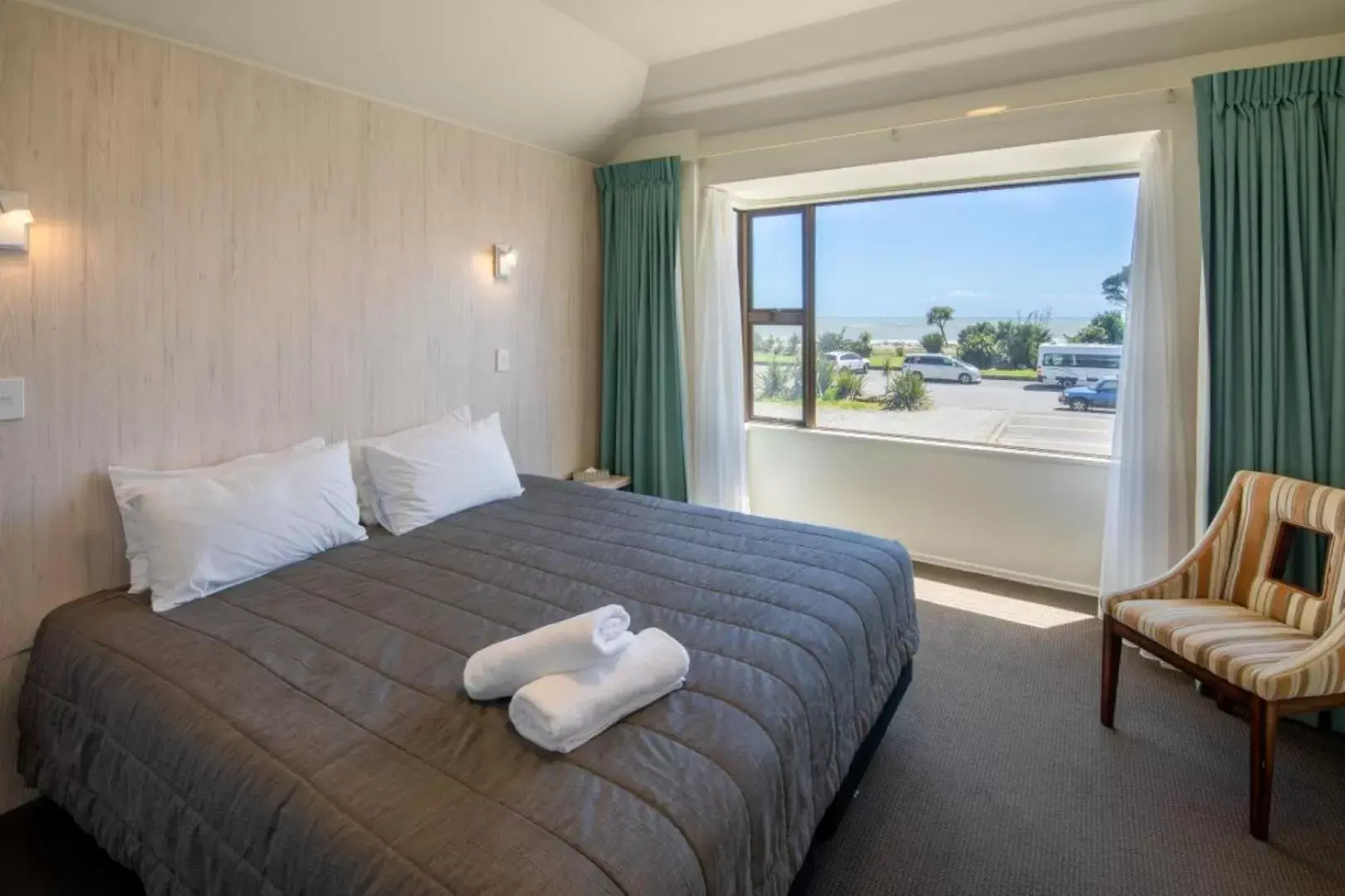 Driftwood Standard King Room in Beachfront Hotel Hokitika Driftwood Standard King Room in Beachfront Hotel Hokitika