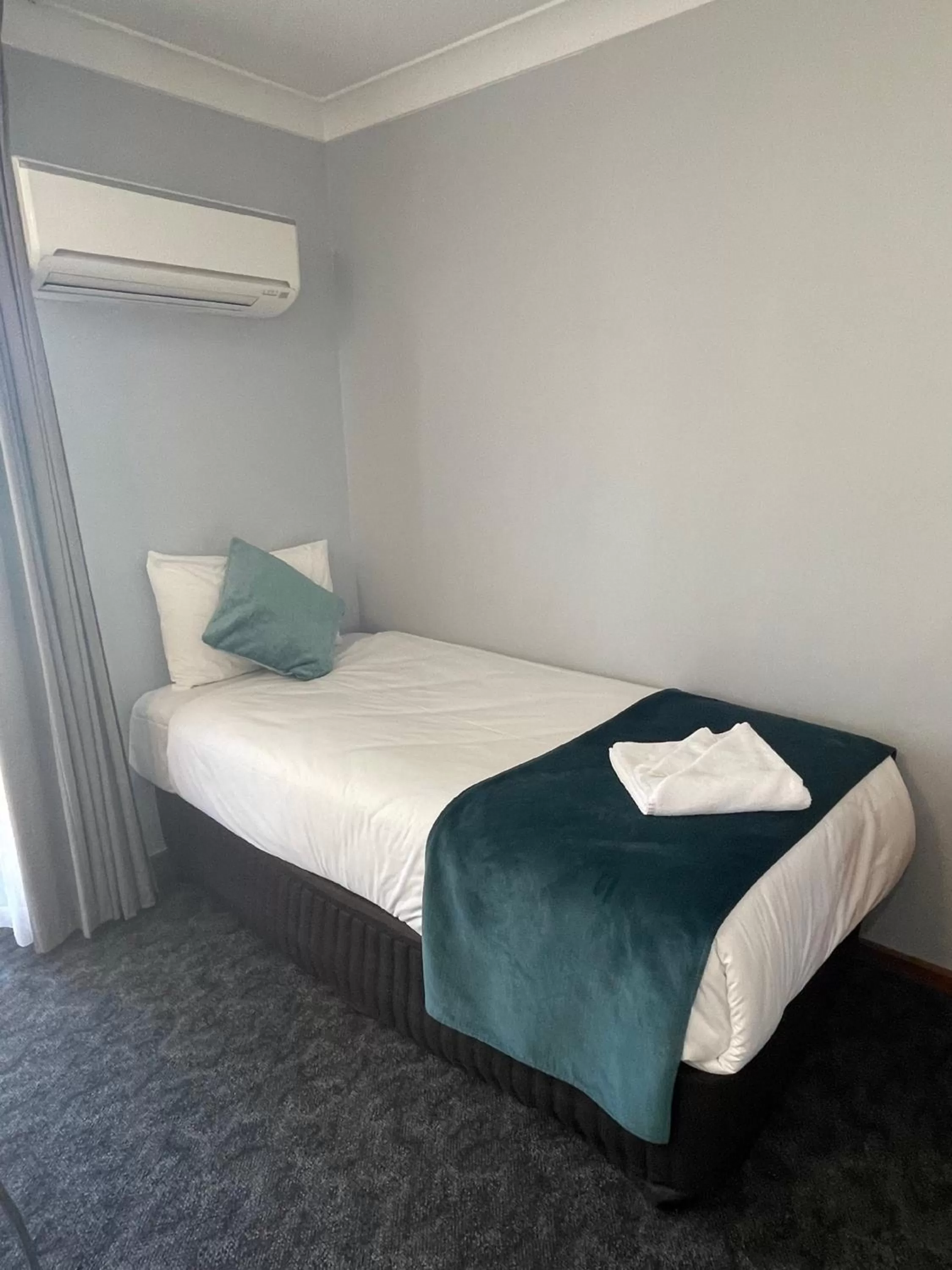 Bed in Town & Country Motor Inn