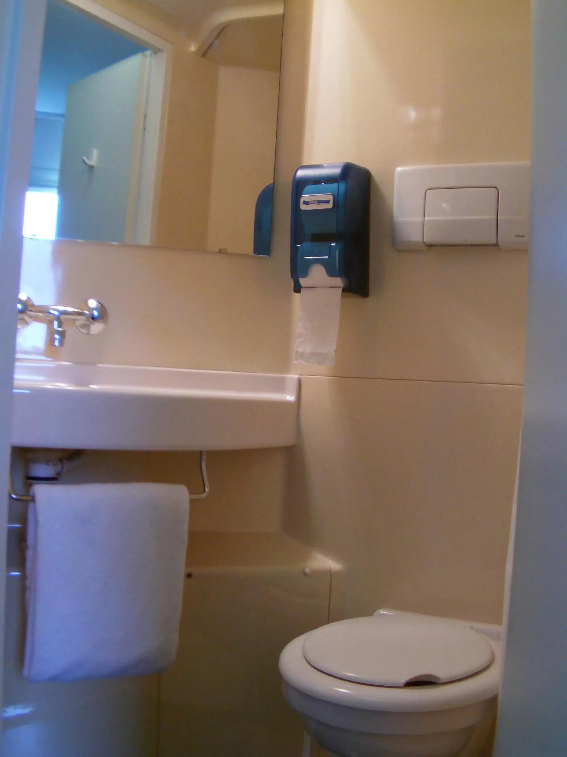 Bathroom in HotelF1 Bourges Le Subdray