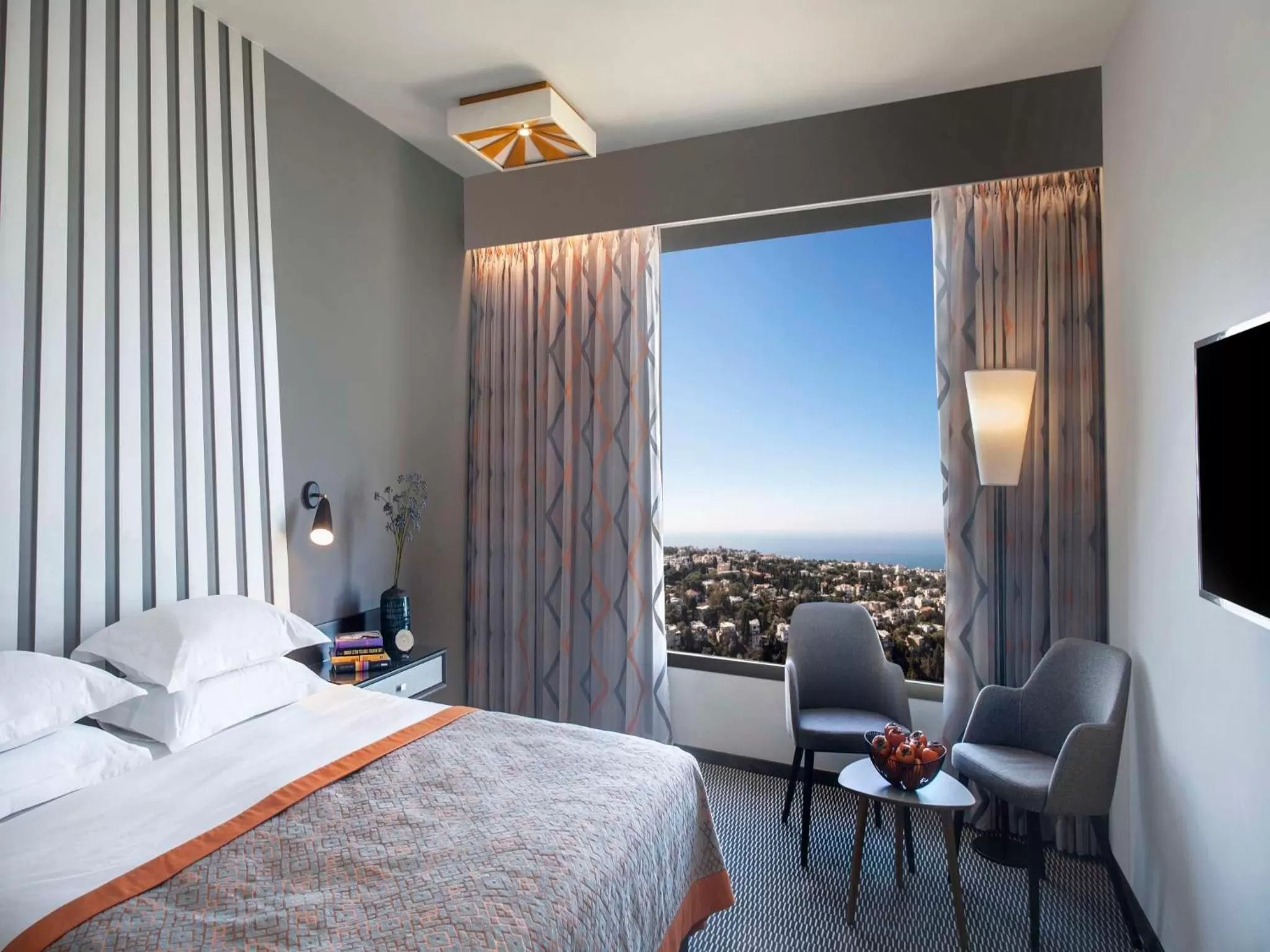 Bedroom, Bed in Dan Panorama Haifa Hotel