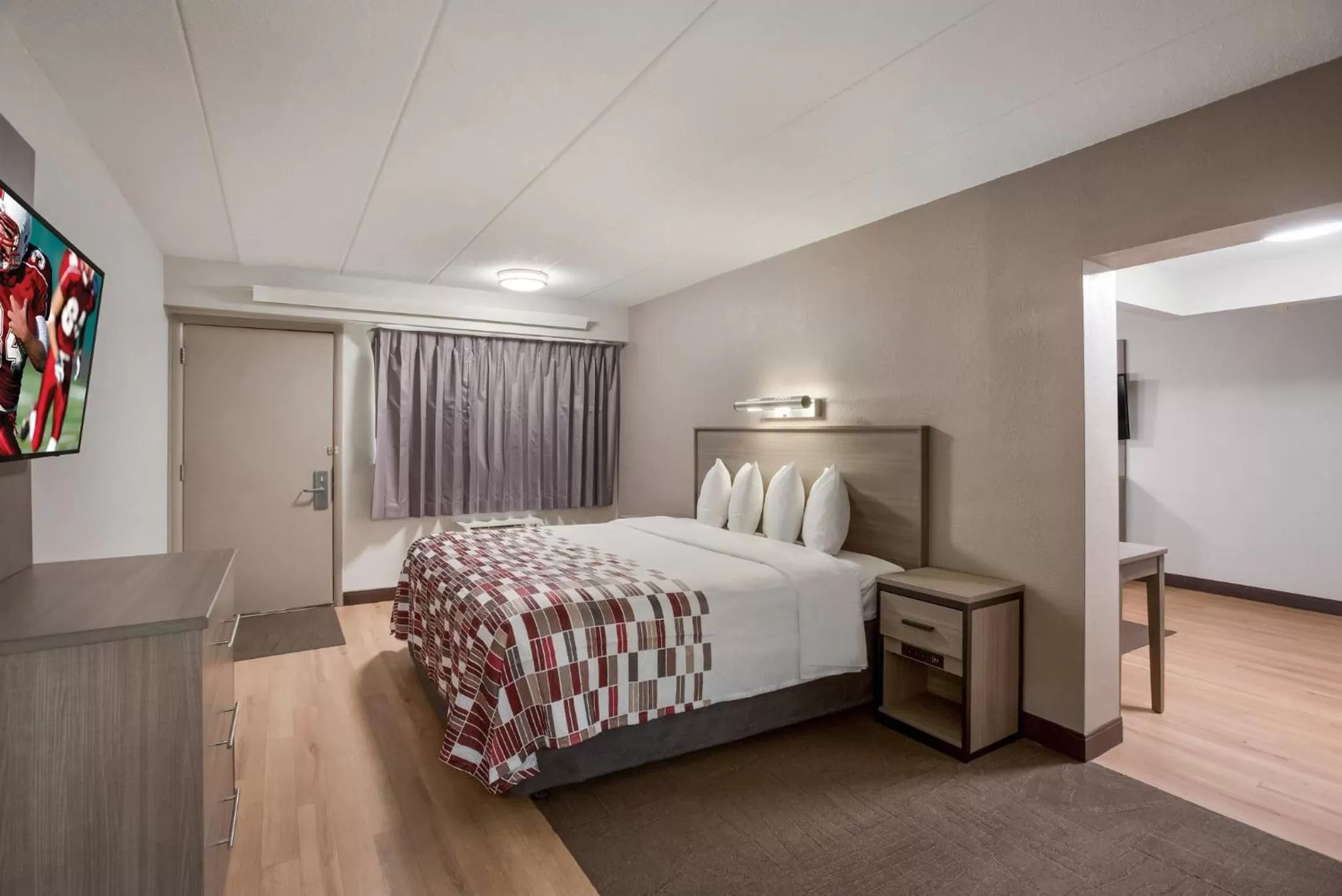 Photo of the whole room, Bed in Red Roof Inn Philadelphia - Trevose