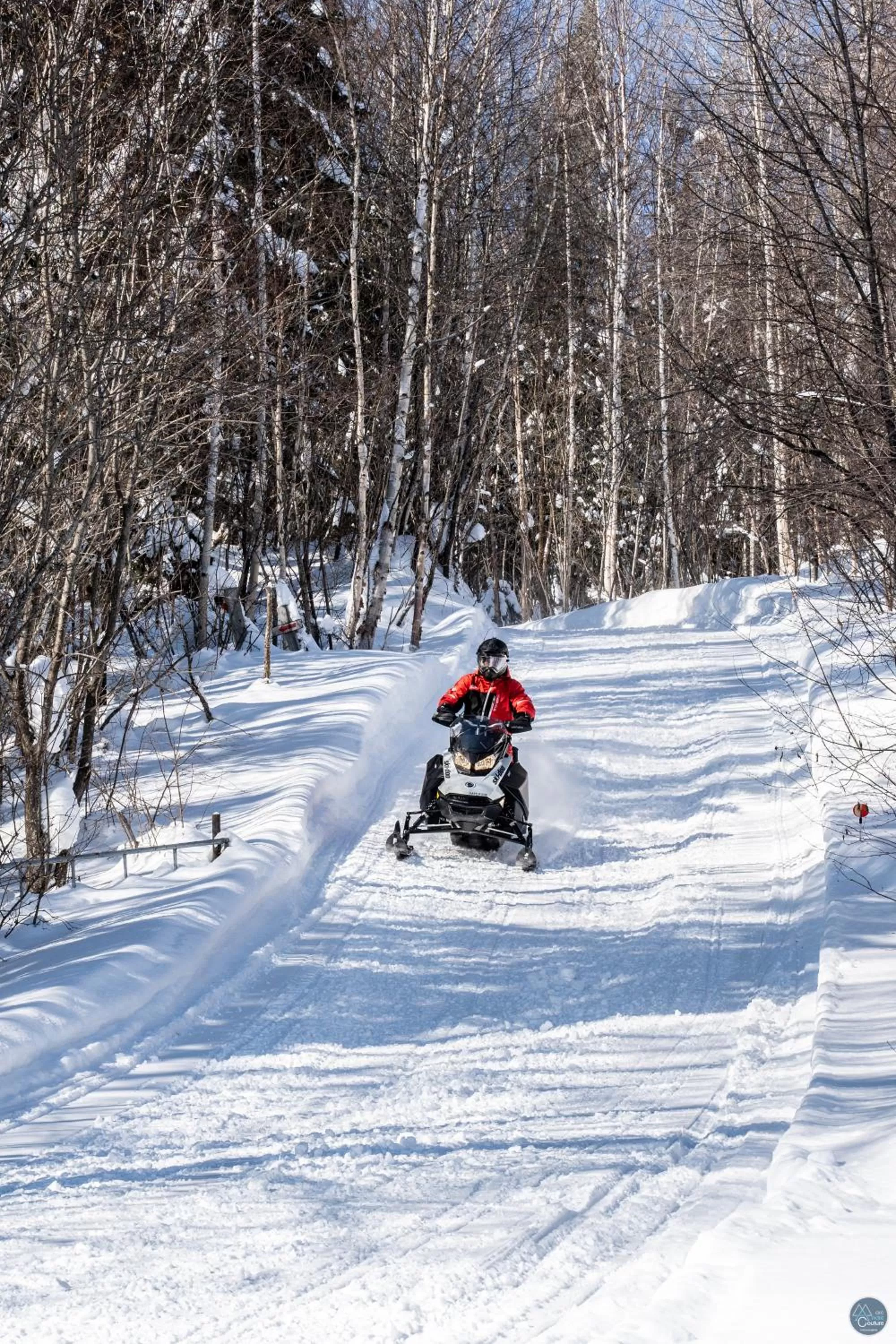Day, Skiing in Auberge Éva