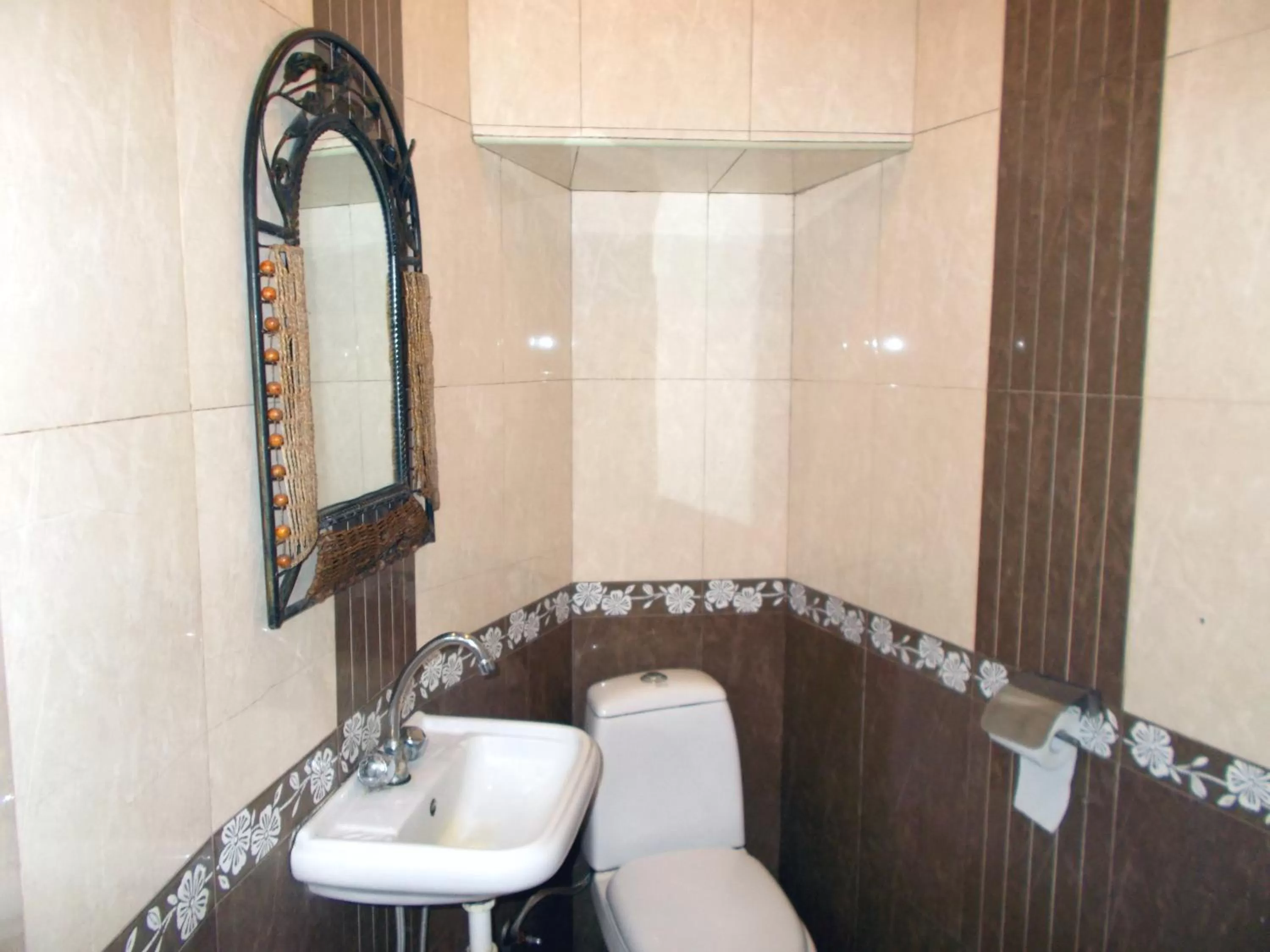 Shower, Bathroom in Manand Hotel