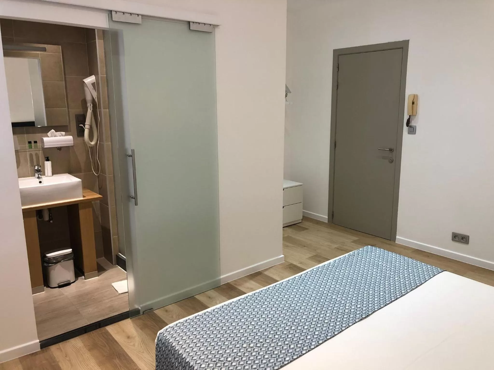 Bathroom, Bed in Shelter-rooms