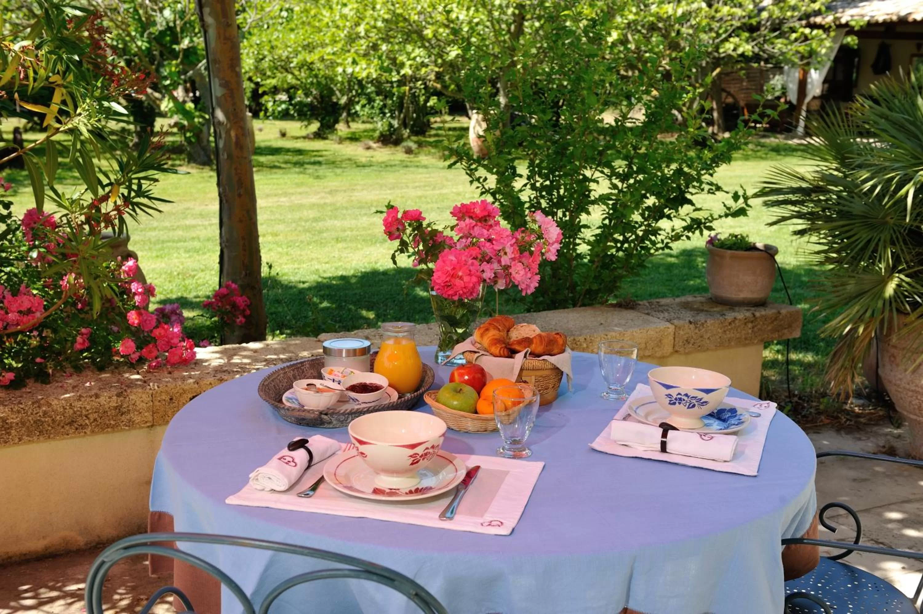 Food and drinks in Chambres d'Hotes Domaine des Machottes