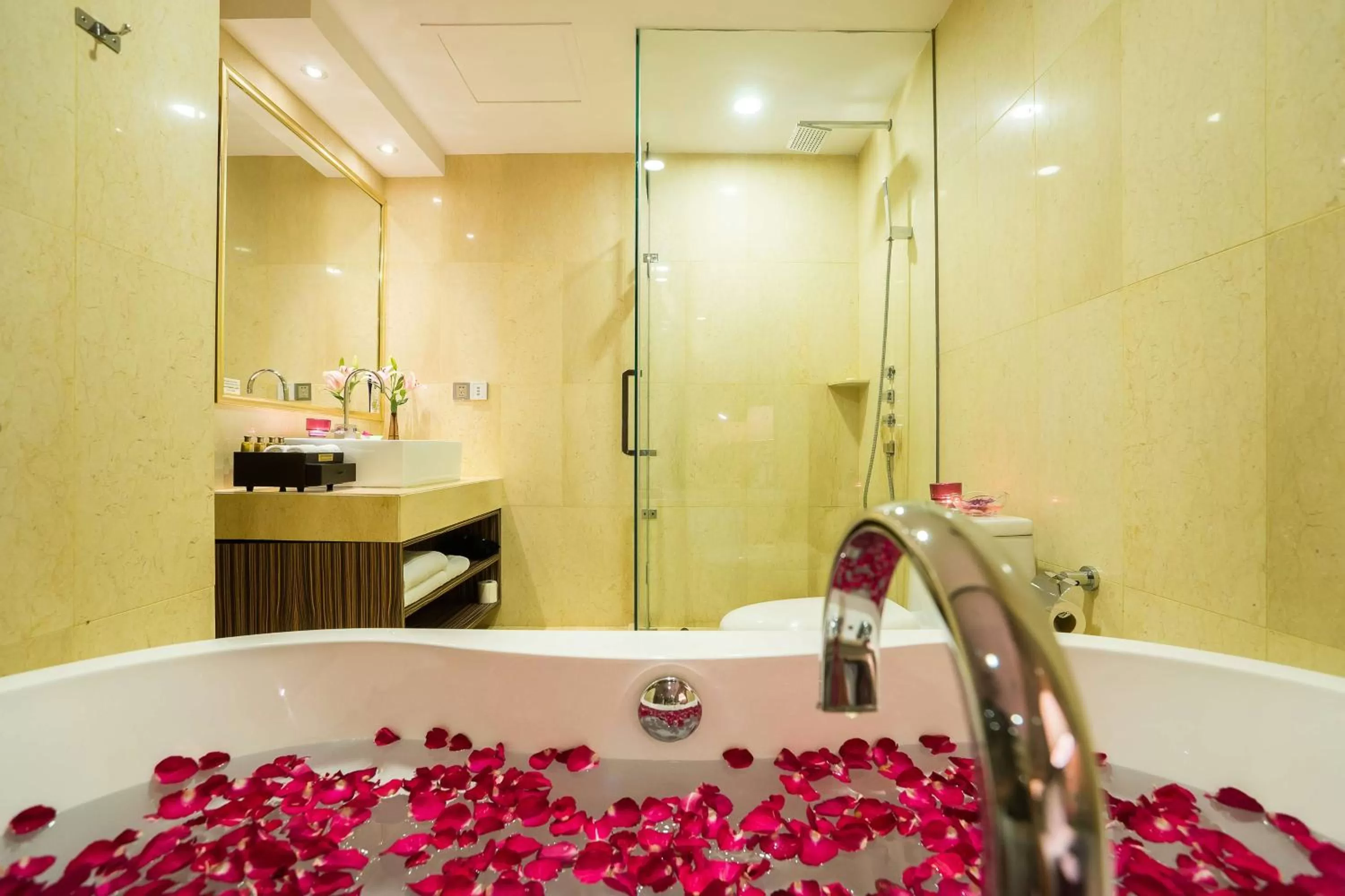 Bathroom in Best Western Chinatown Hotel