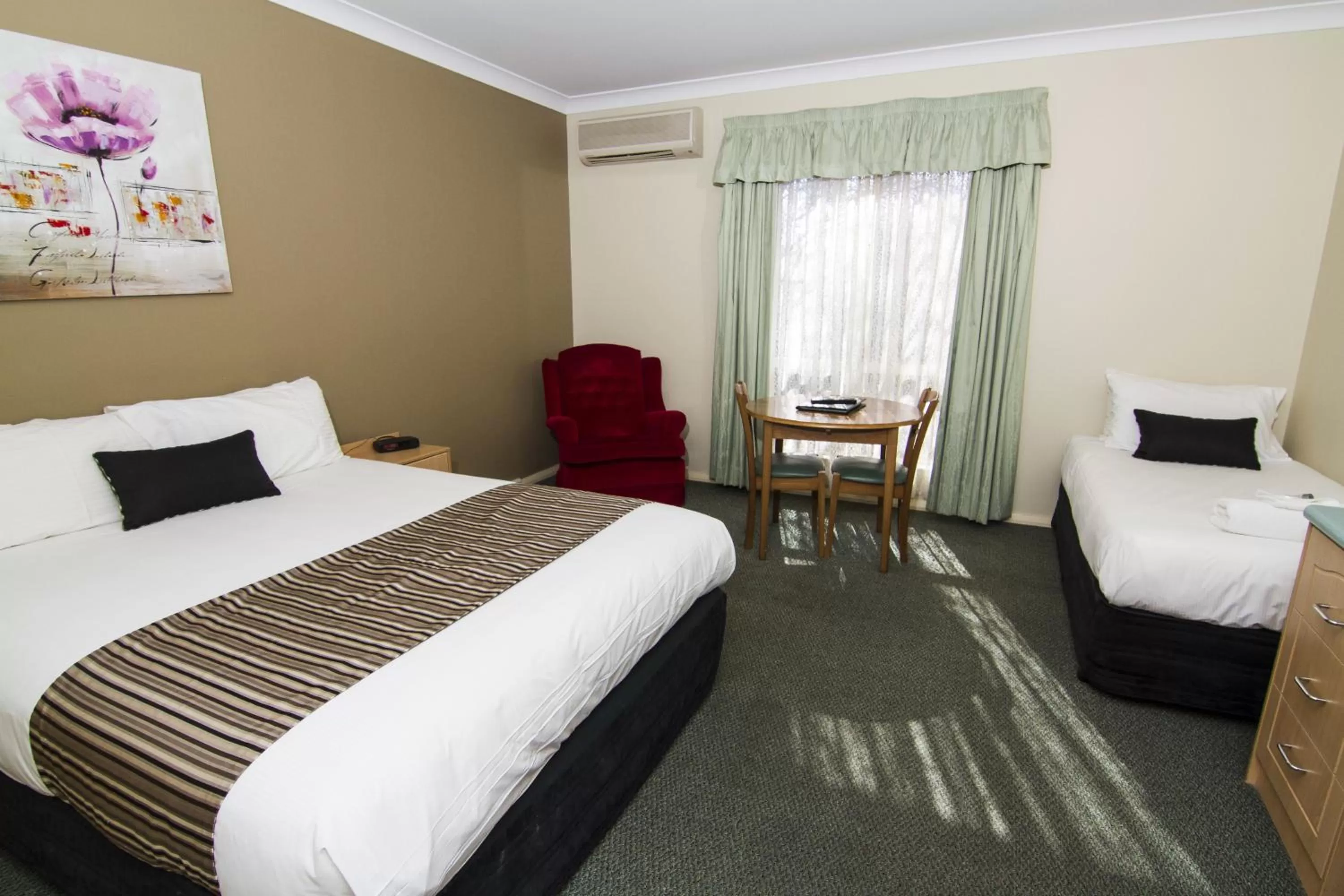 Seating area, Bed in Green Gables Motel