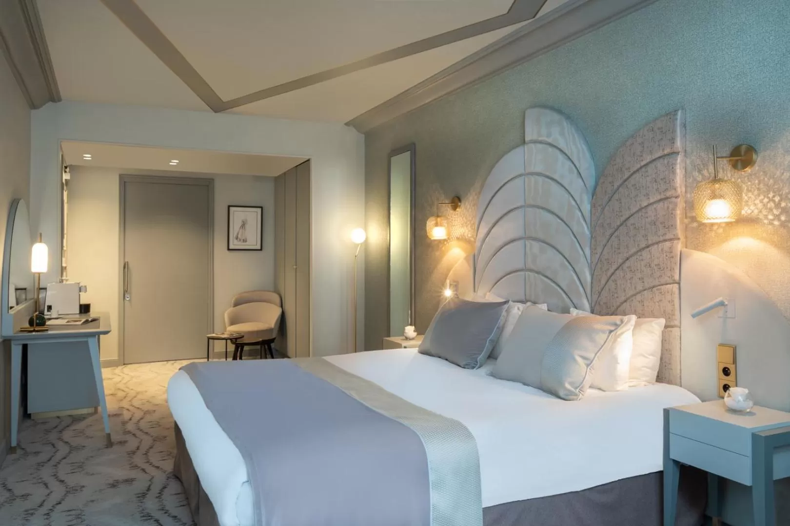 Photo of the whole room, Bed in Hôtel le Derby Alma by Inwood Hotels