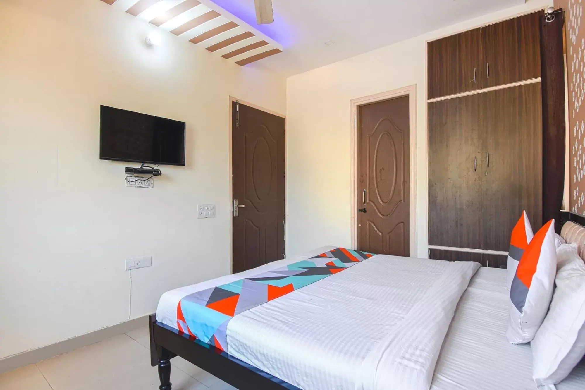 Executive Triple Room in FabExpress Bzoie Heritage Executive Triple Room in FabExpress Bzoie Heritage