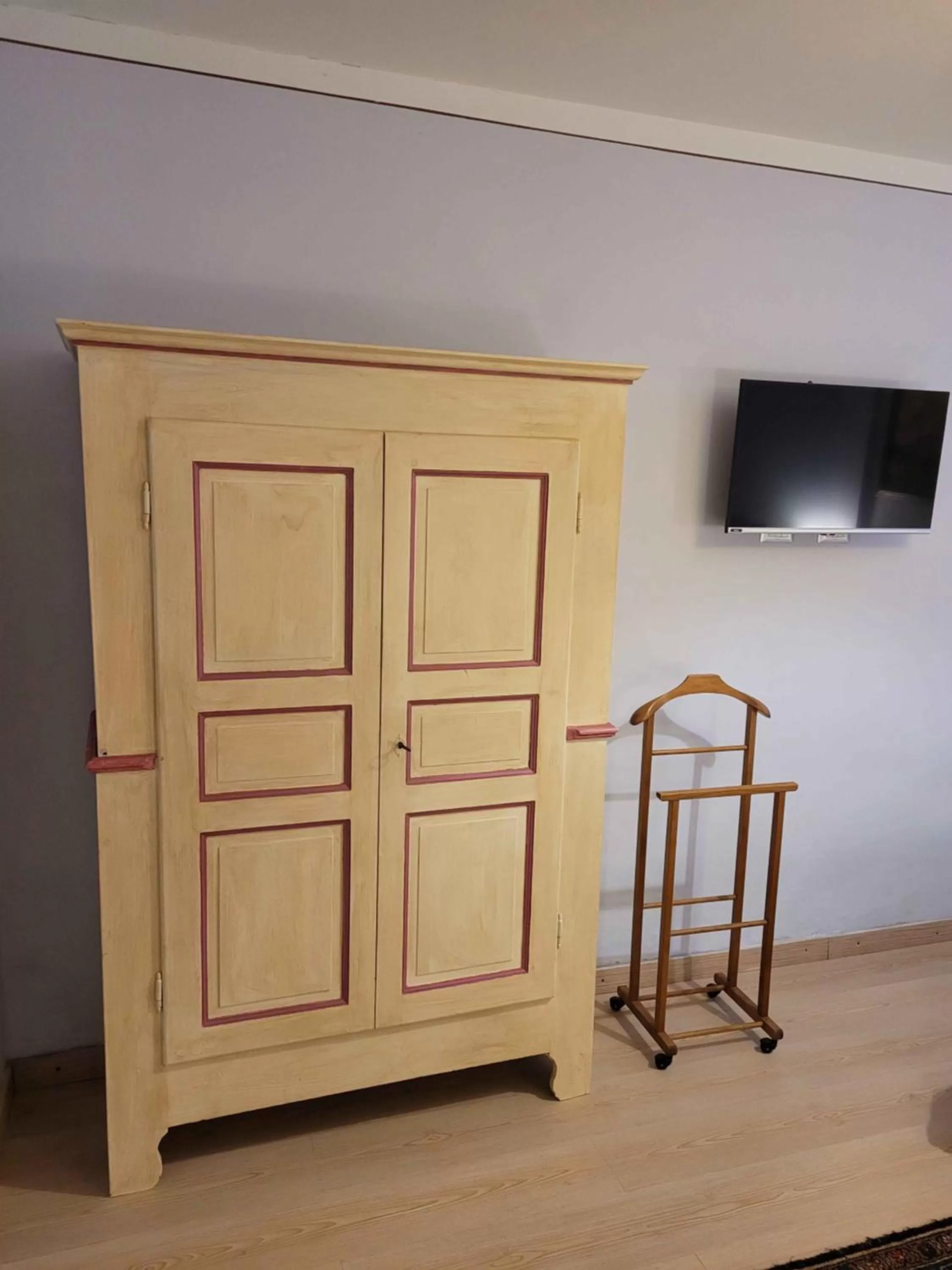 wardrobe in B&B Villa Tavallini