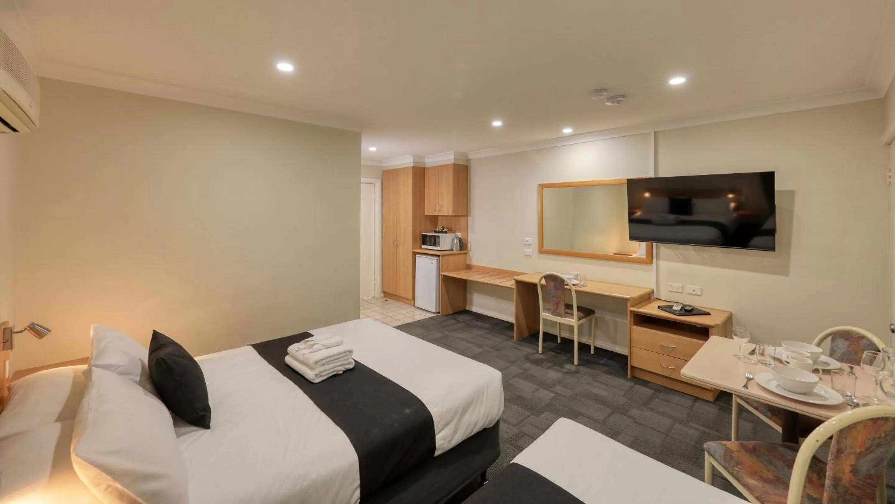 Bed in Bushman's Motor Inn