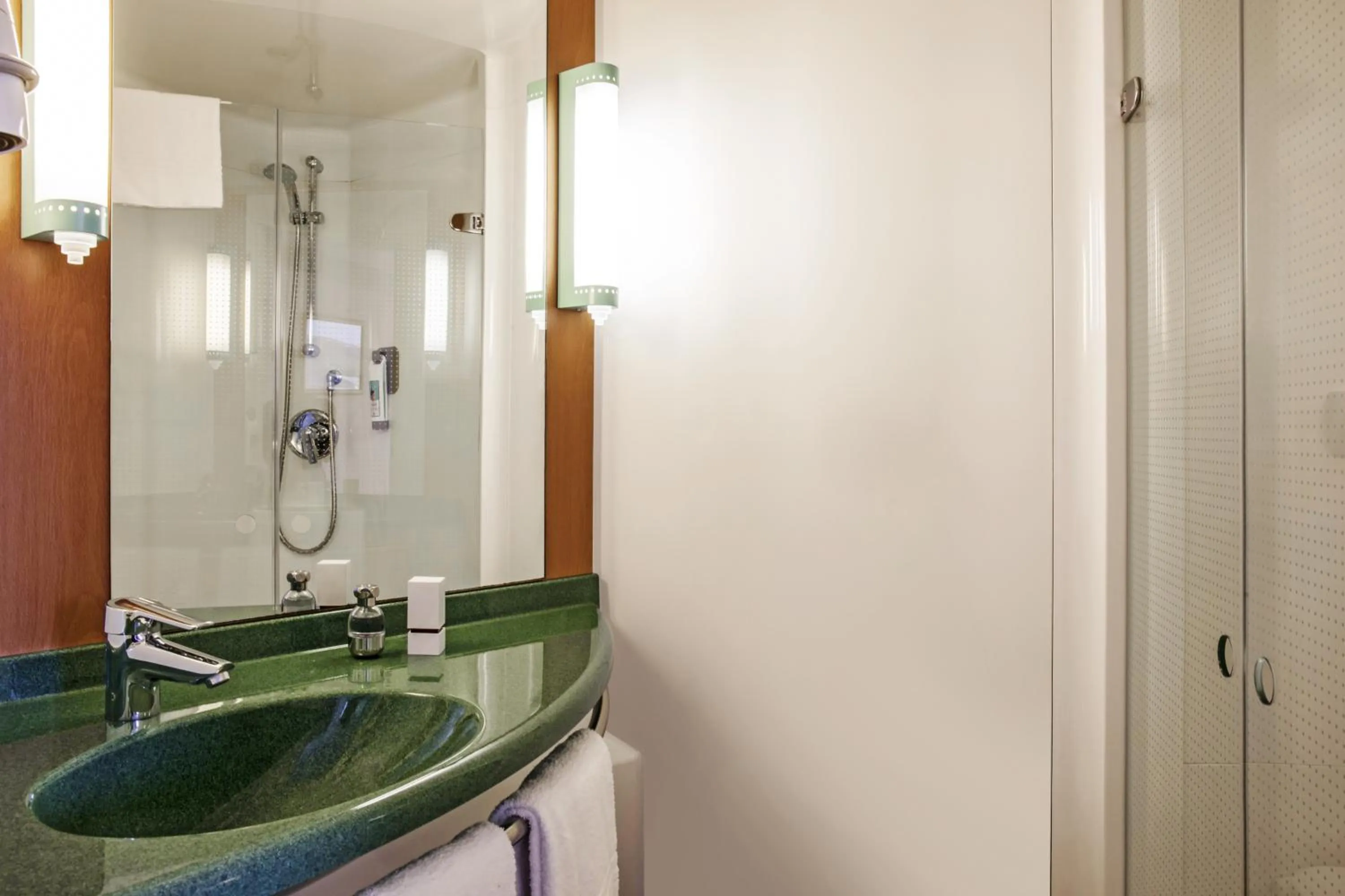 Bathroom in Ibis Barcelona Molins de Rei