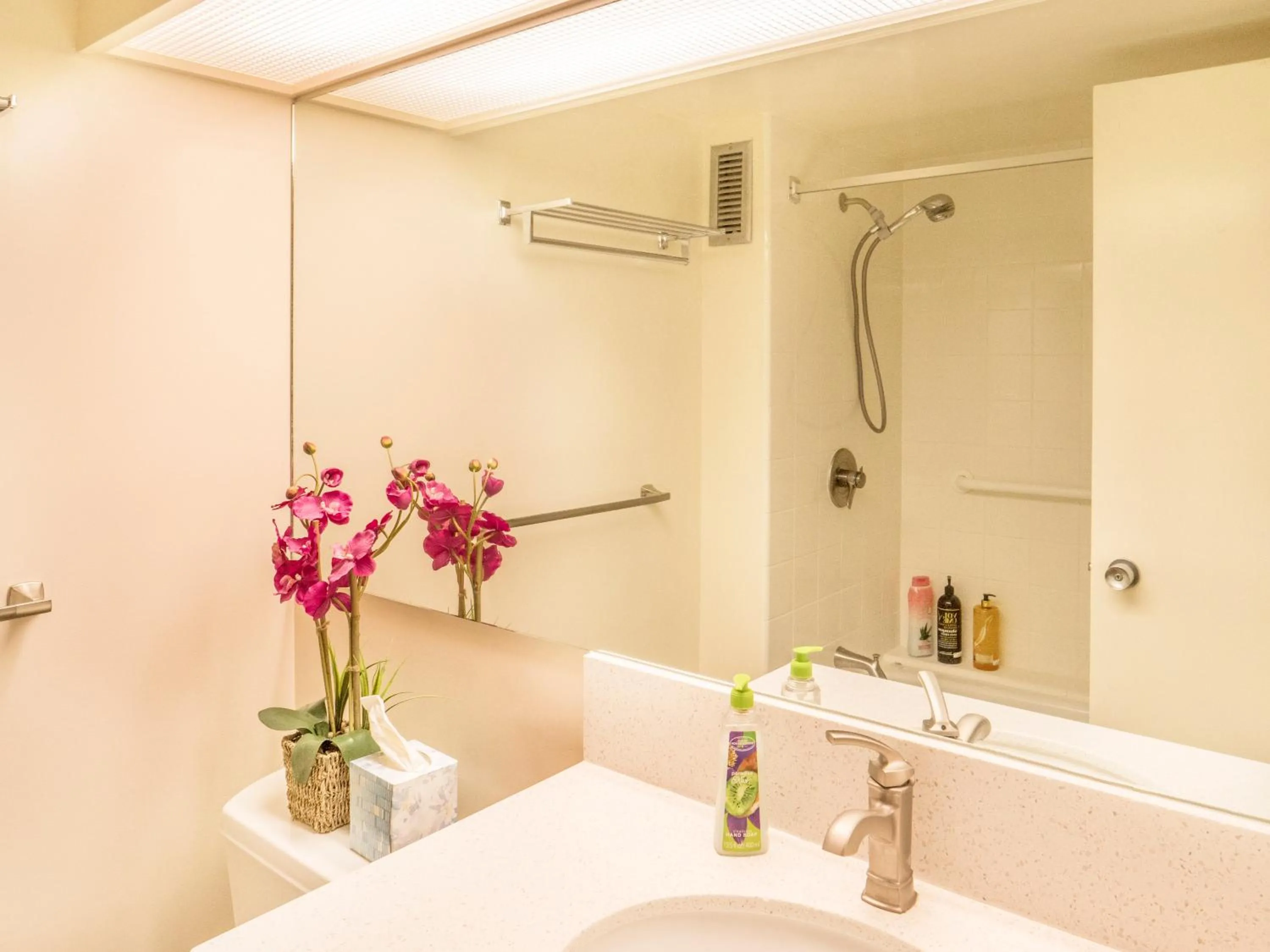 Tropical Studios at Marine Surf Waikiki - FREE PARKING - BEST LOCATION - FULL KITCHEN - SWIMMING POOL