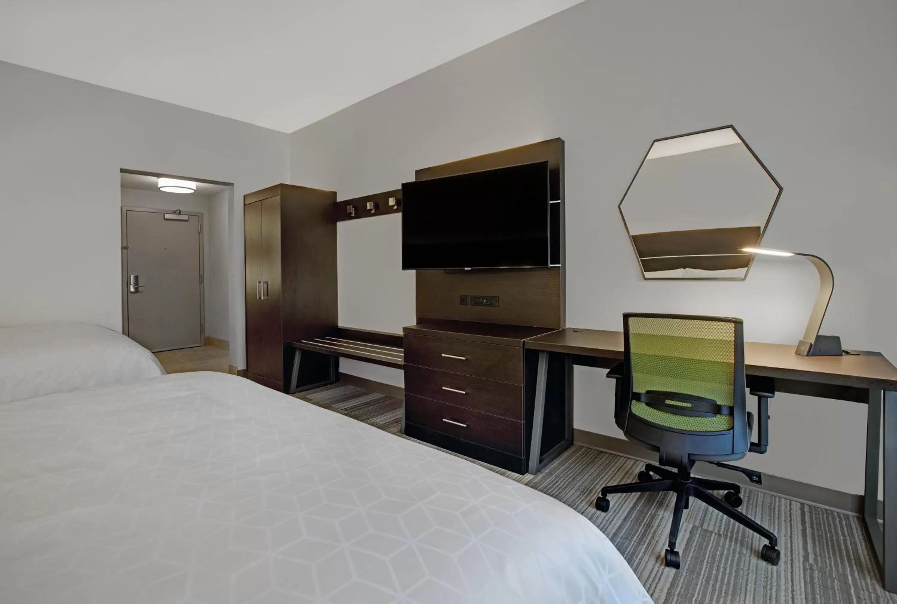 Photo of the whole room, Bed in Holiday Inn Express - Milwaukee Downtown by IHG