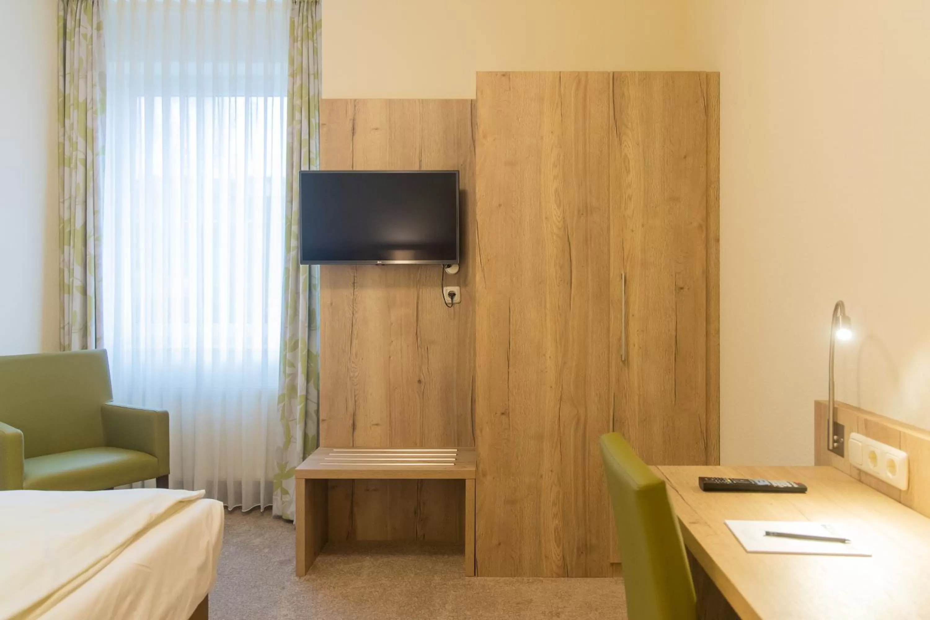 TV and multimedia, Bed in Hermes Hotel Oldenburg