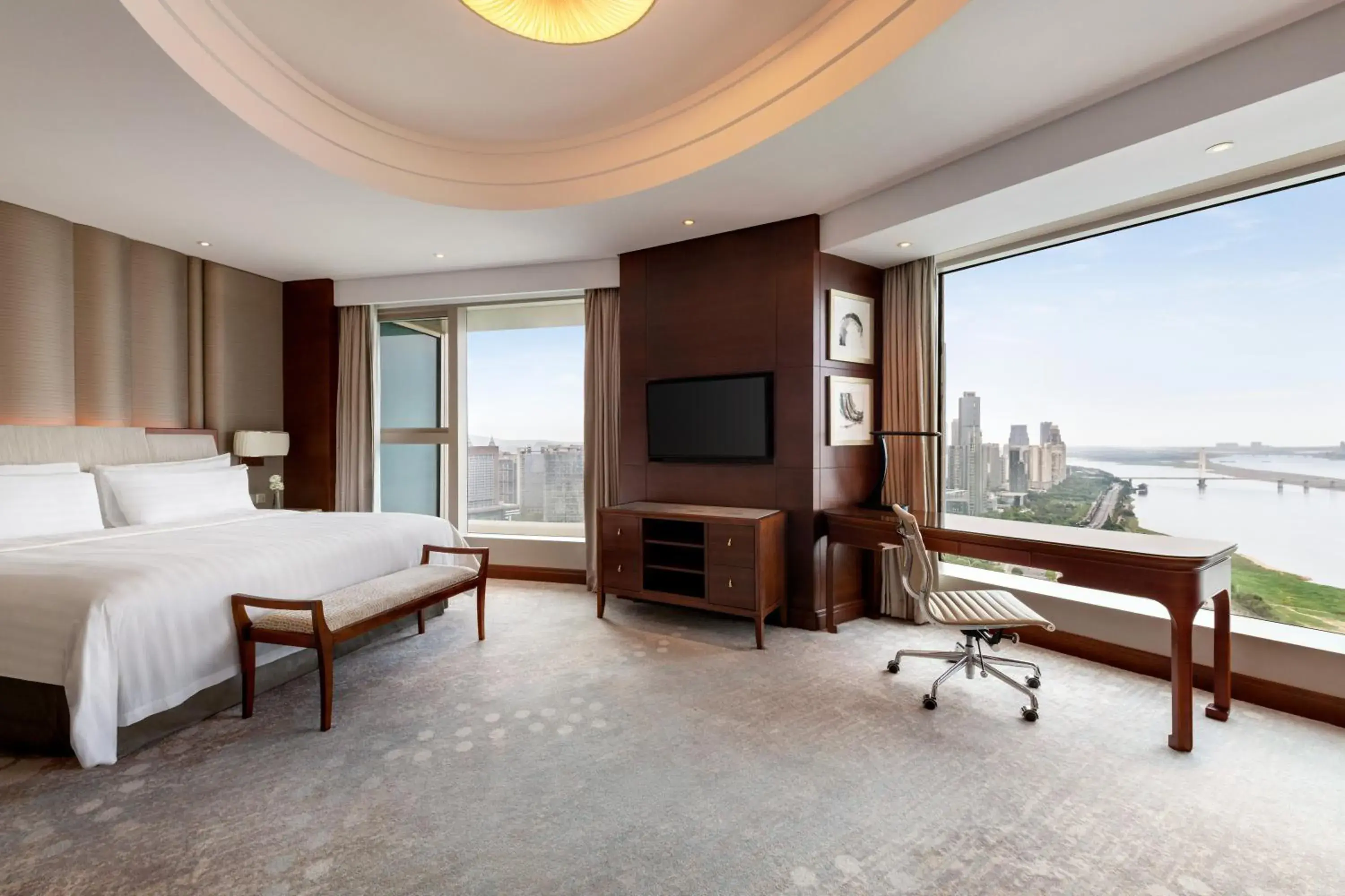 Horizon Premier River View King Room in Shangri-La Nanchang丨All room offer river views Just one stop from the Pavilion of Prince Teng Horizon Premier River View King Room in Shangri-La Nanchang丨All room offer river views Just one stop from the Pavilion of Prince Teng