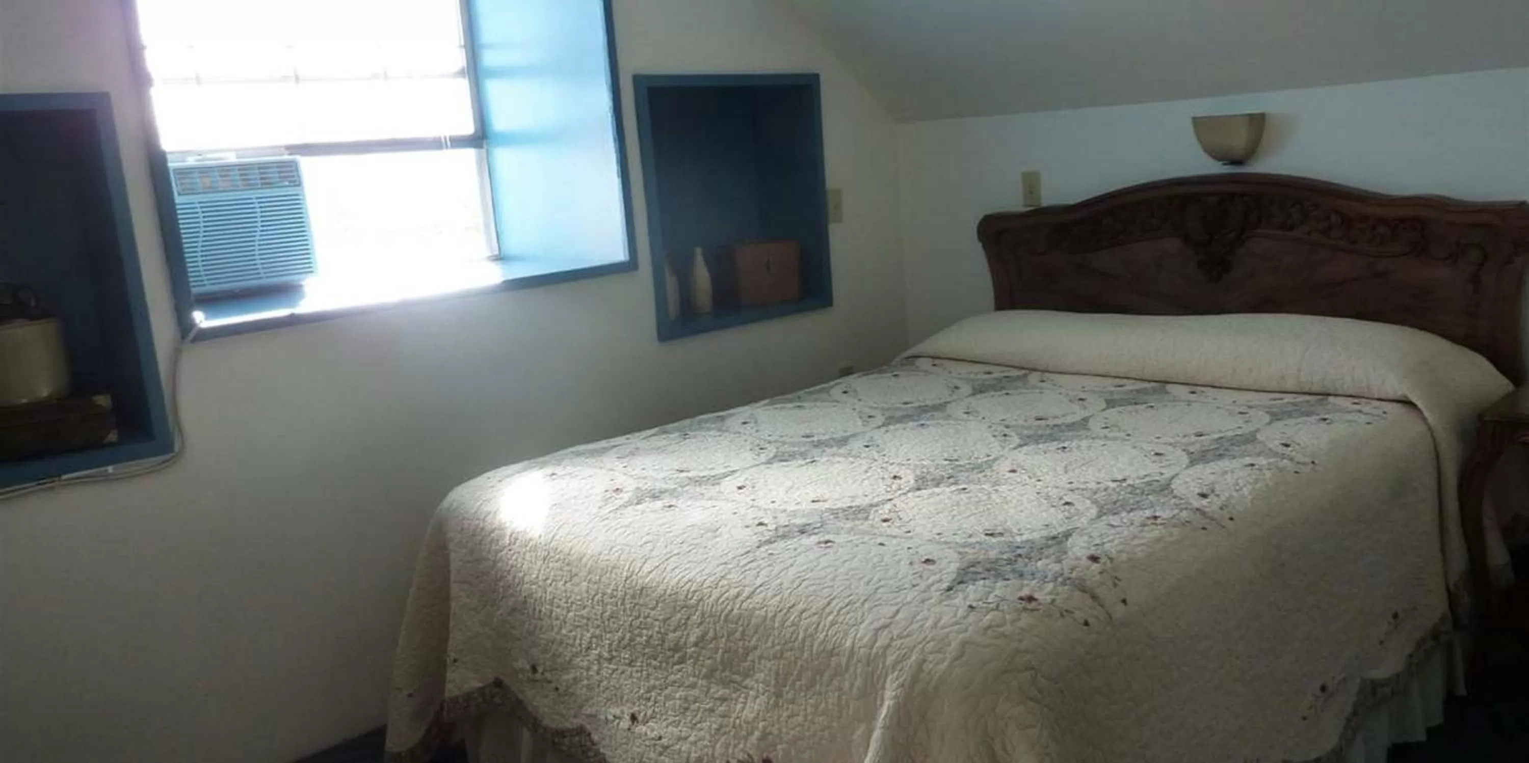 Bedroom, Bed in Sugarloaf Mountain Motel