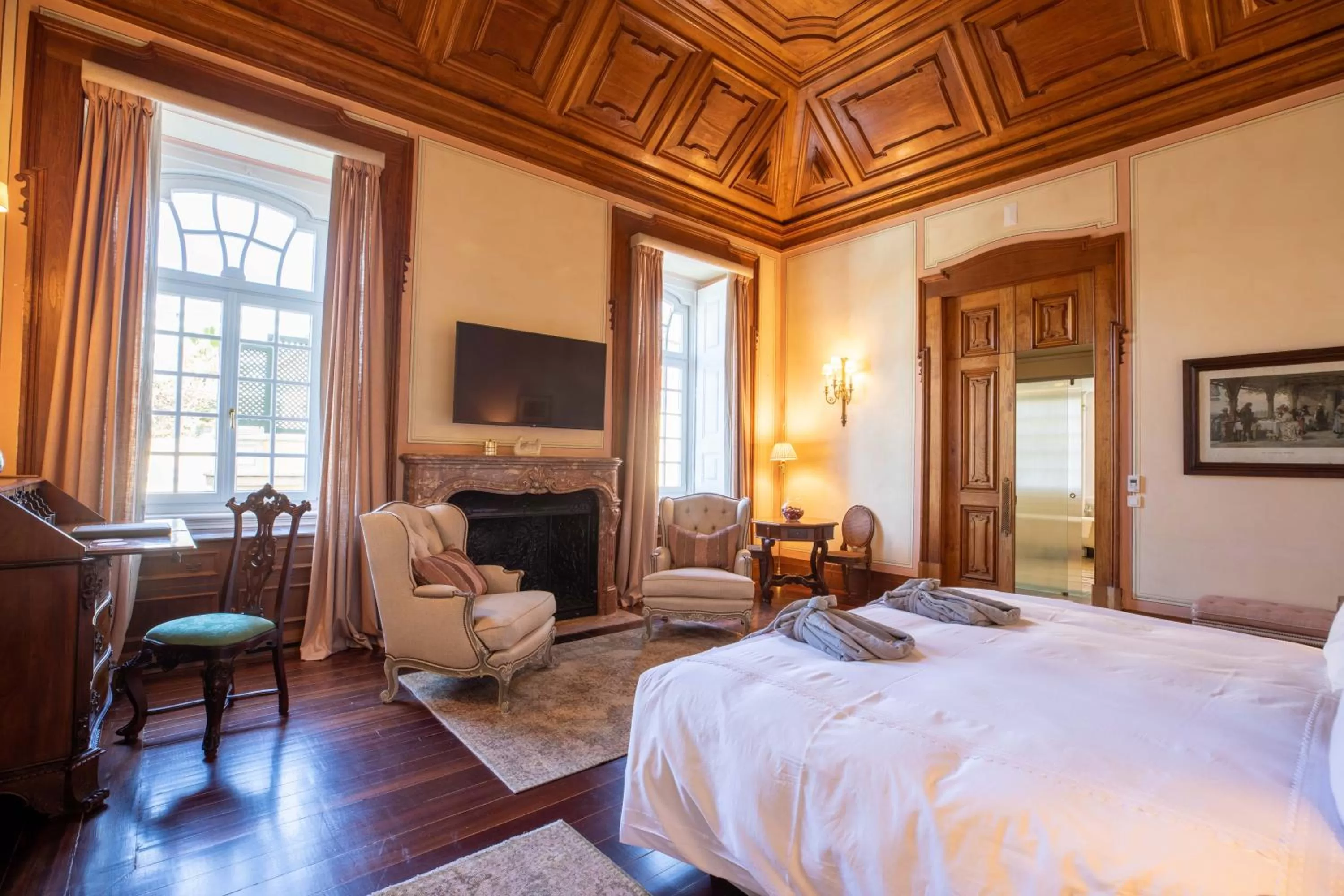 Photo of the whole room, Bed in Estoril Vintage Hotel