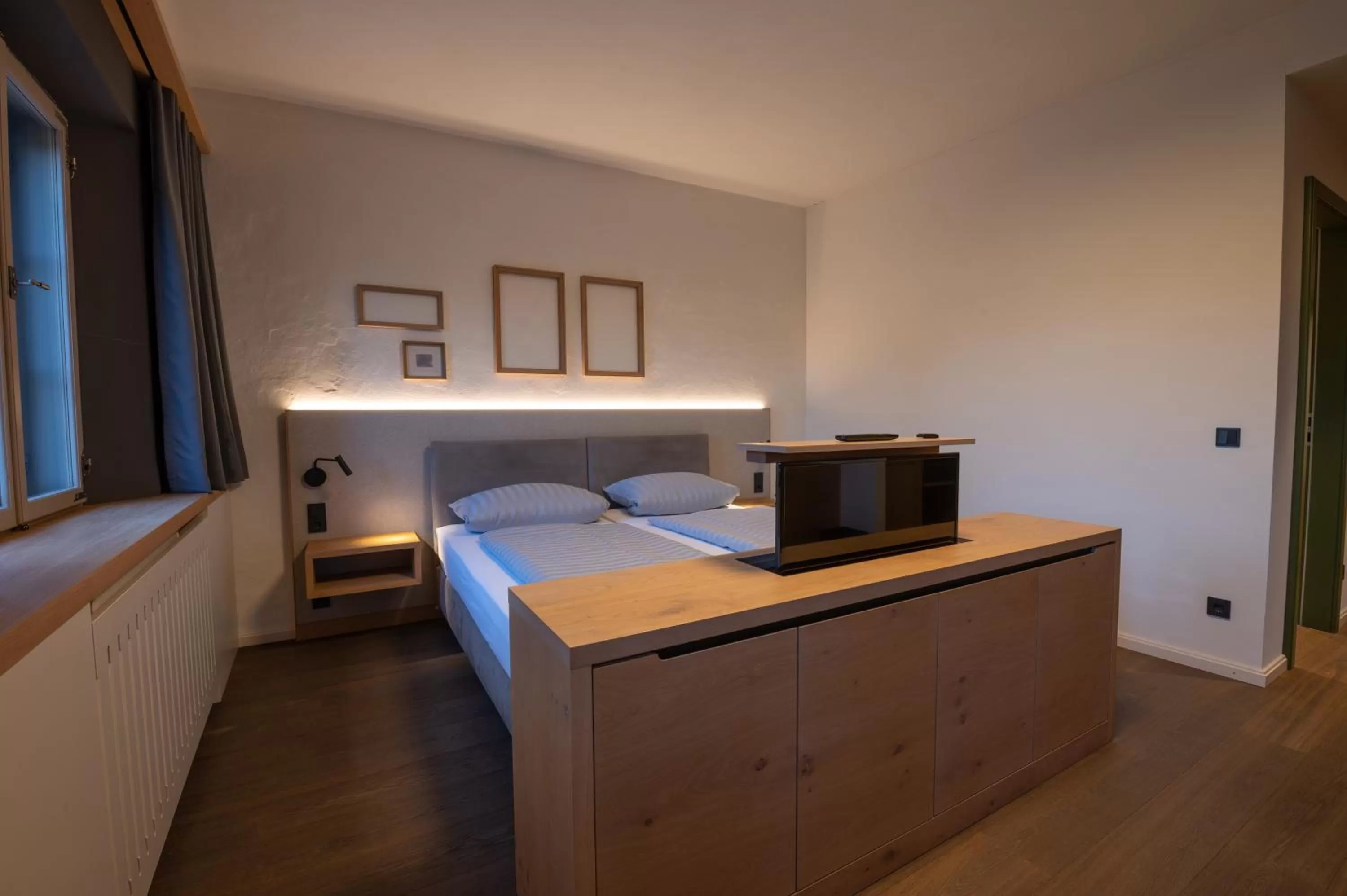 Communal lounge/ TV room, Bed in LANDHOTEL ALTE ZOLLSTATION- Historical Building