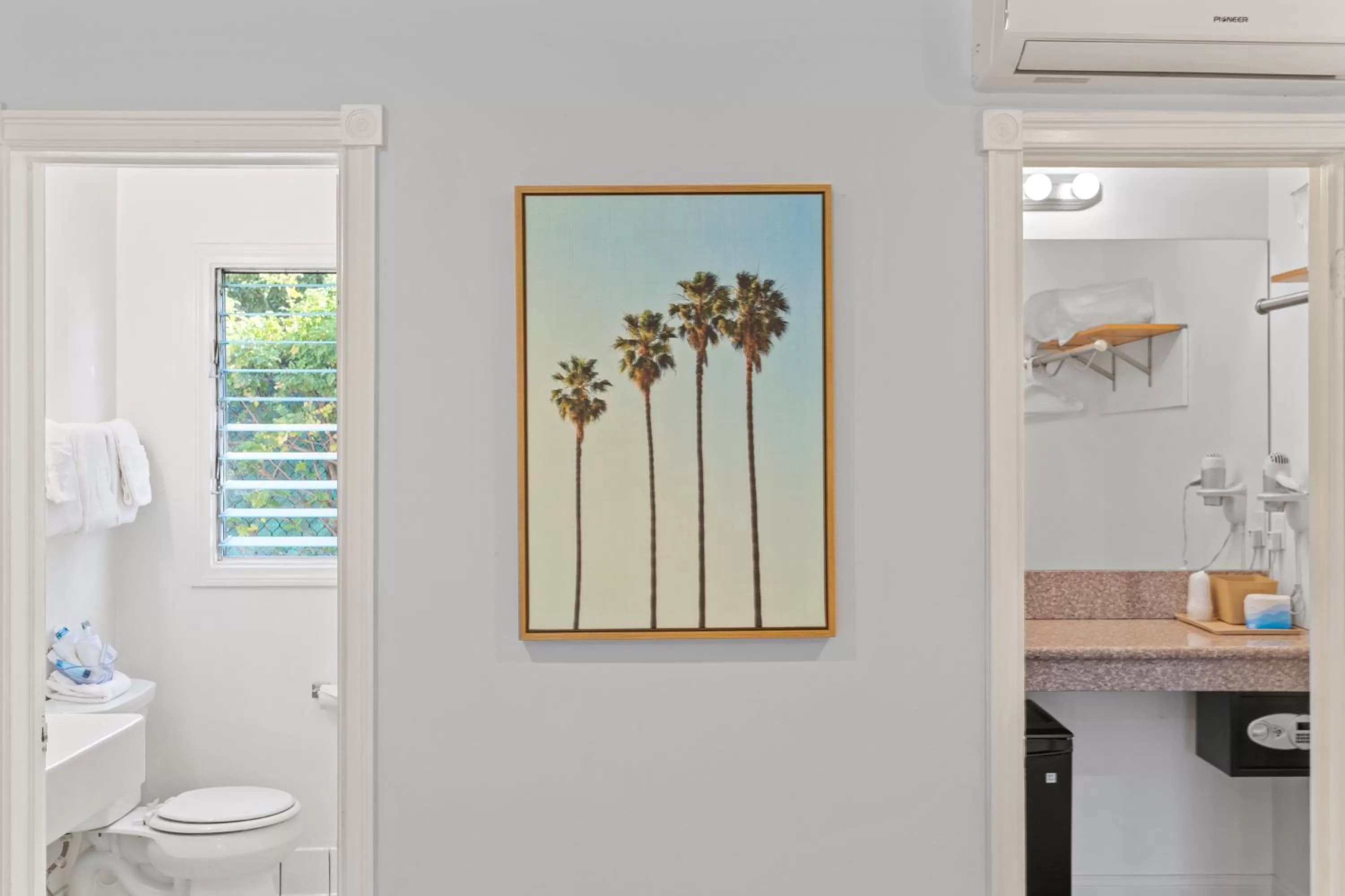 TV and multimedia in Ocean Lodge Santa Monica Beach Hotel