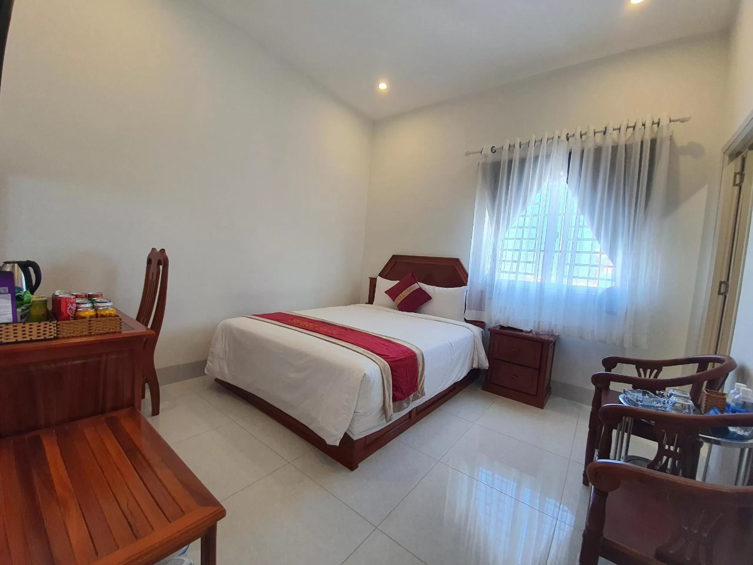 Bedroom, Bed in Royal Hotel