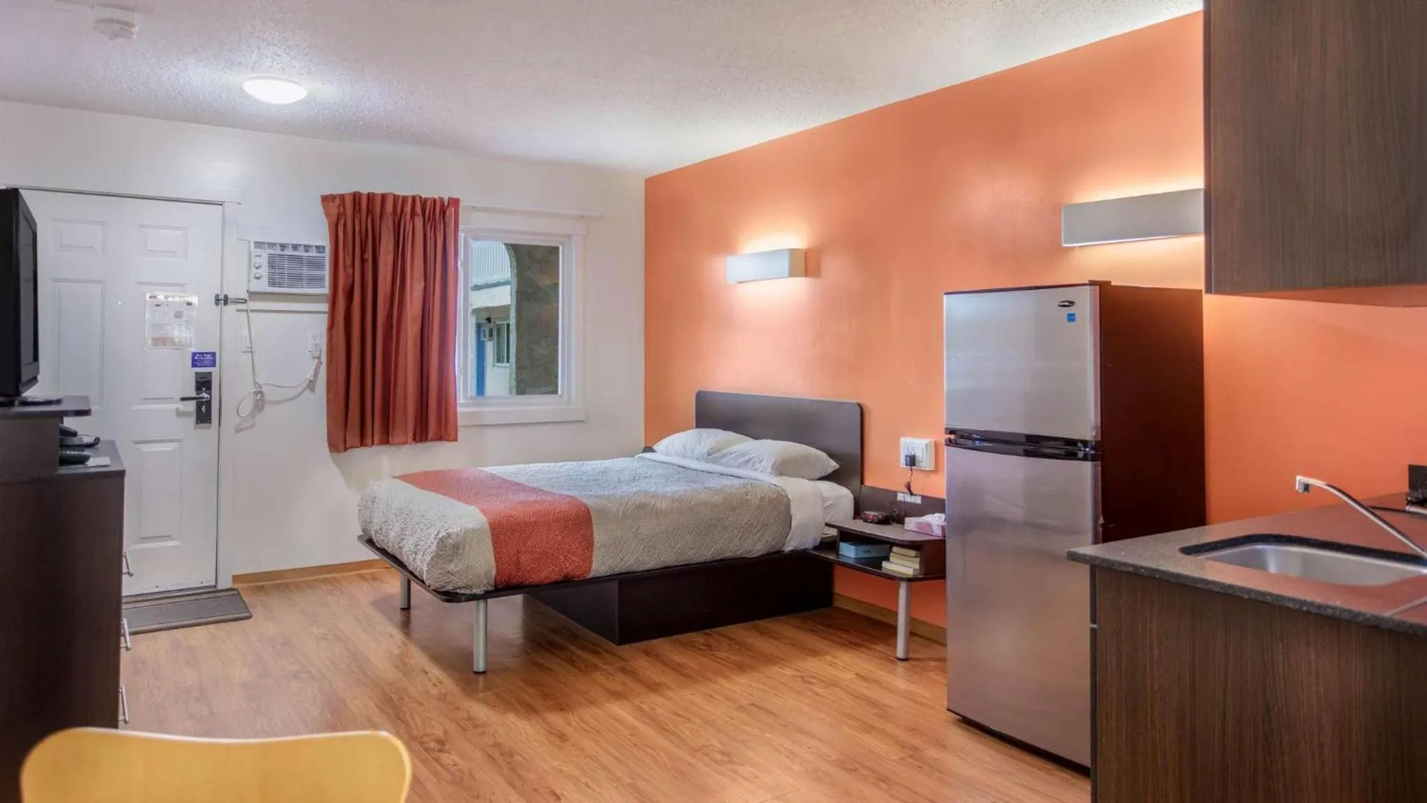 TV and multimedia in Motel Bo-Camrose, AB