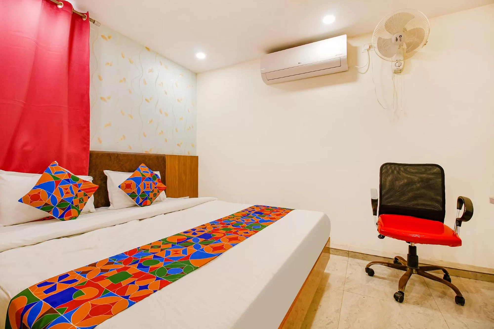 Photo of the whole room, Bed in FabHotel Silkroute Palace