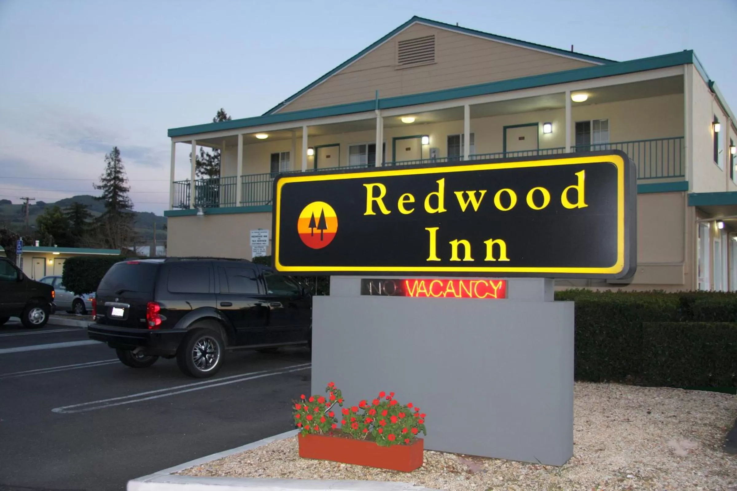 Facade/entrance, Property Building in Redwood Inn