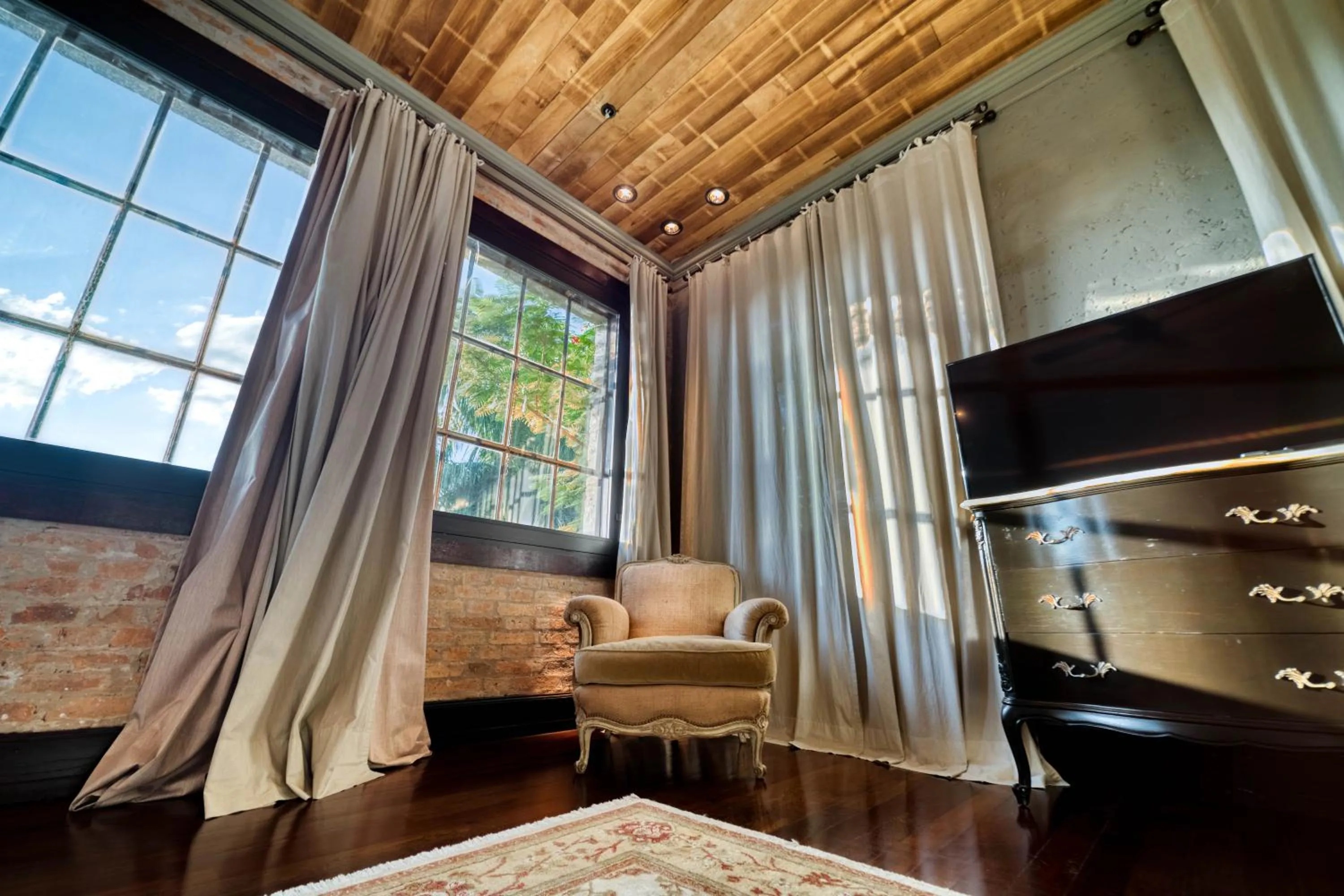 TV and multimedia in Factoria Hotel