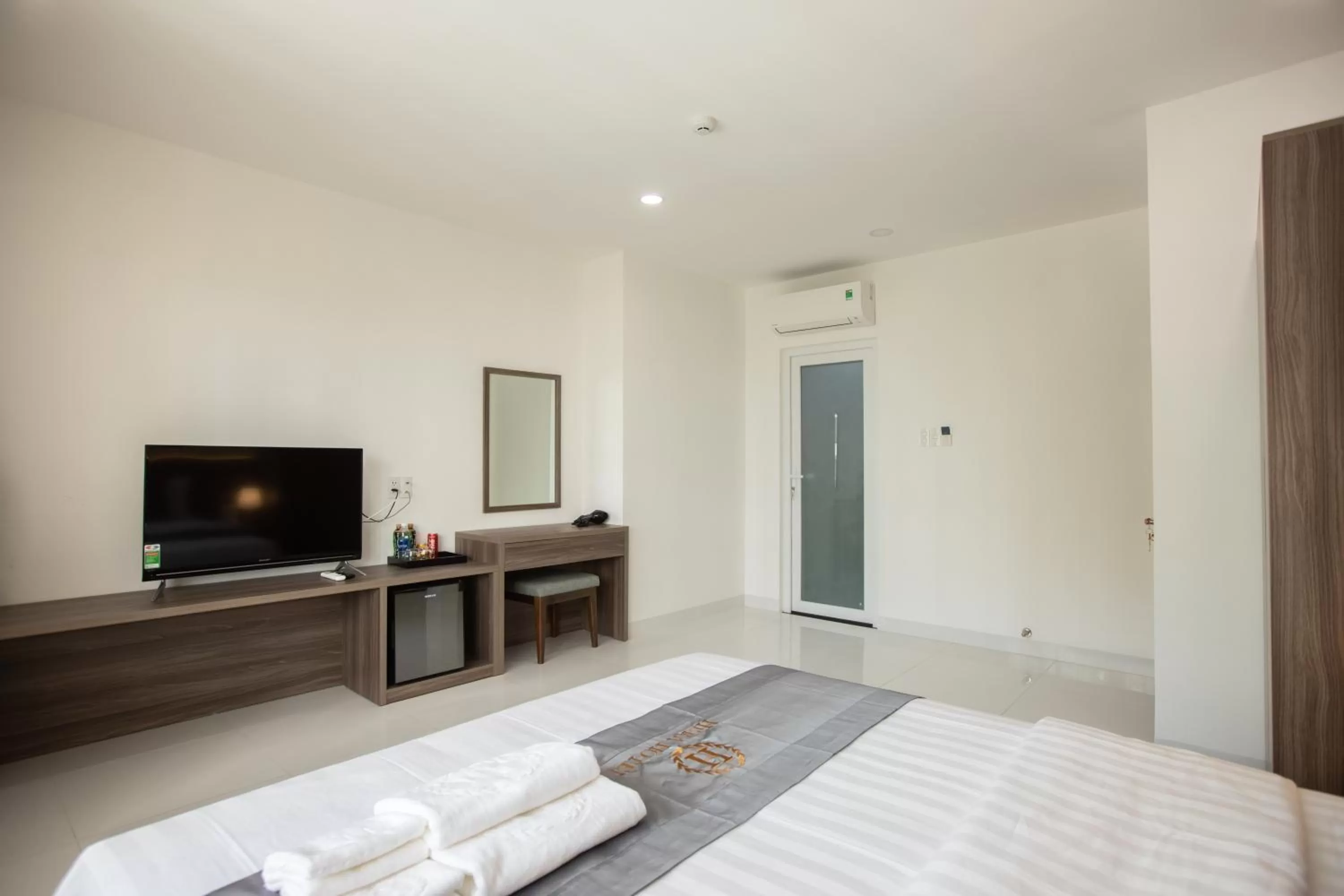 Living room, Bed in Hera Hotel Airport