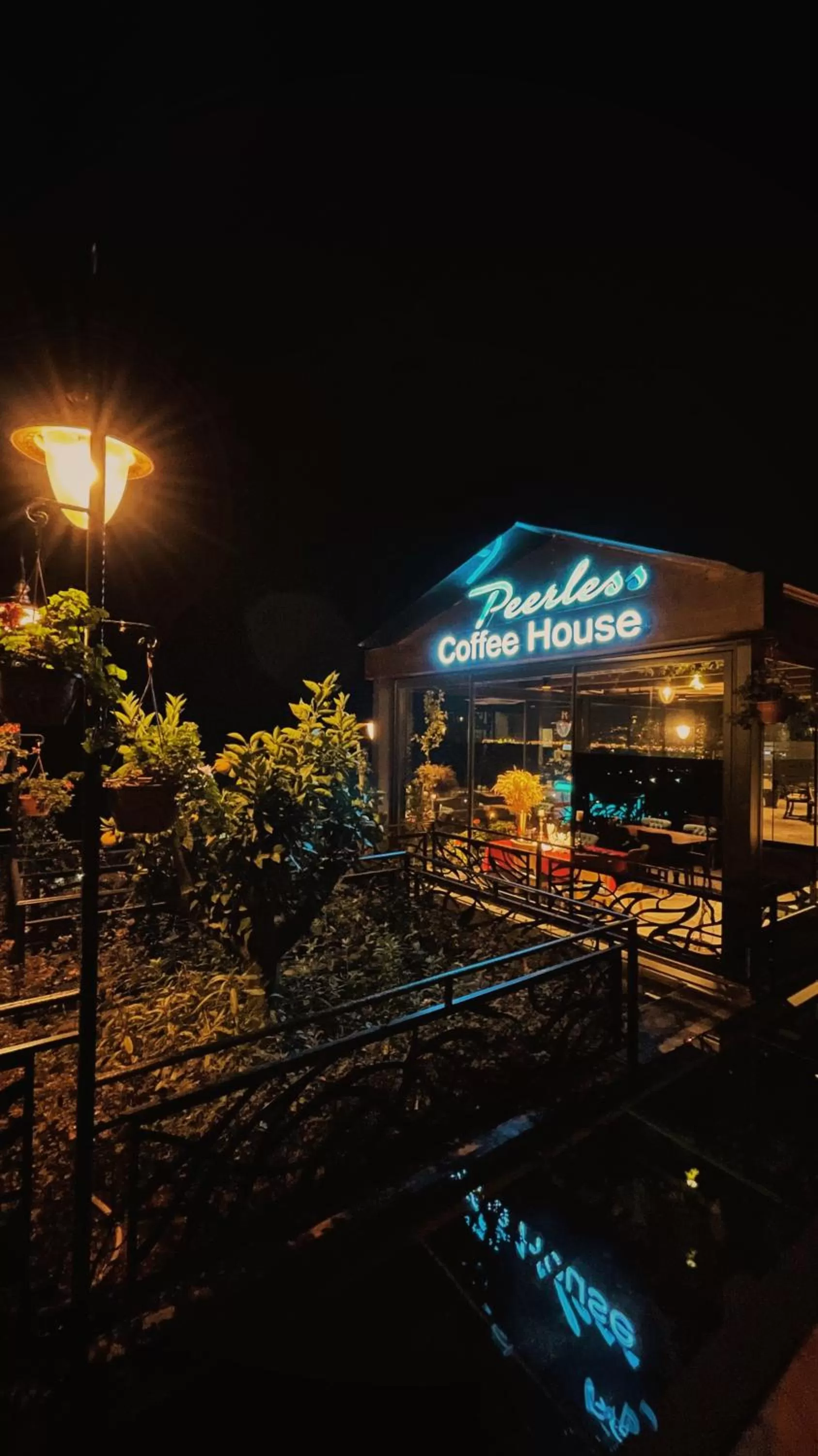 Restaurant/places to eat in Peerless Villas Hotel