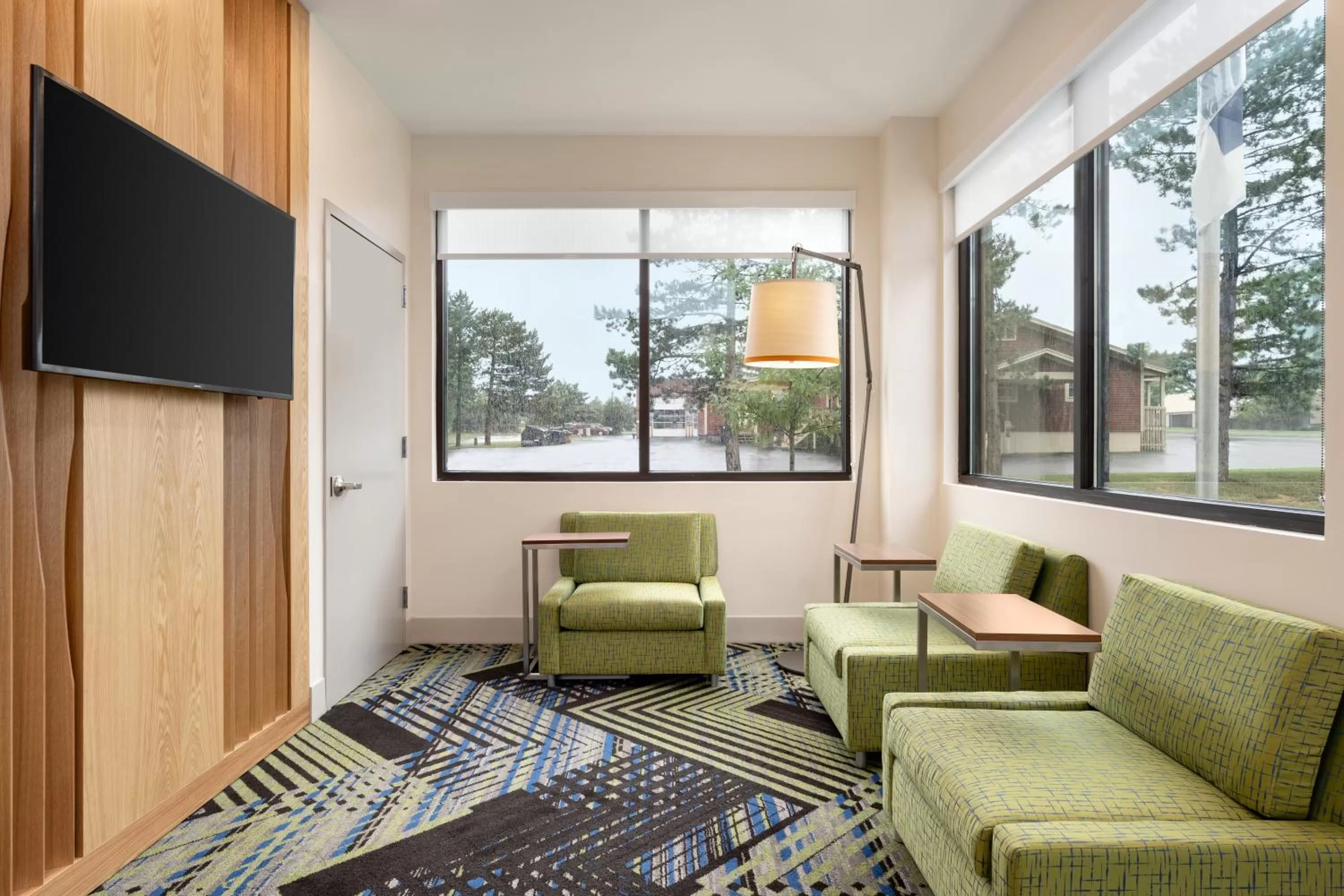Communal lounge/ TV room in Holiday Inn Express - Plattsburgh by IHG