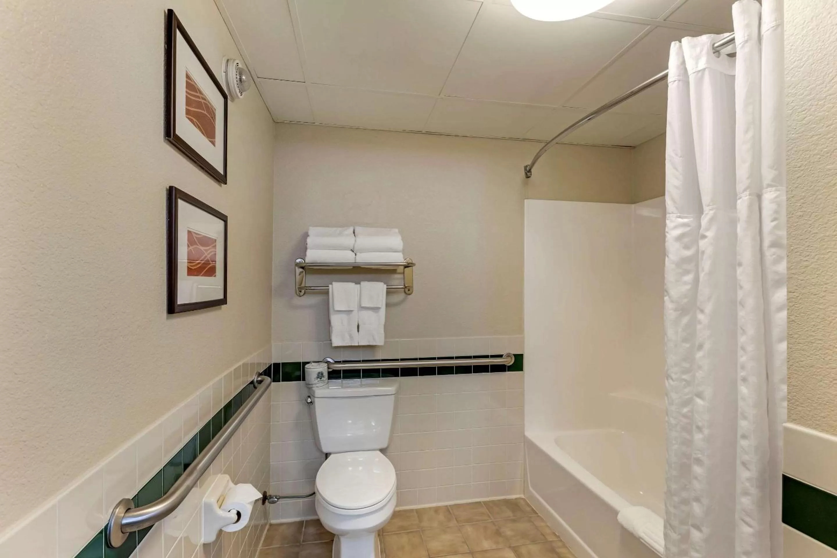 Bedroom in Comfort Inn & Suites Jackson - West Bend