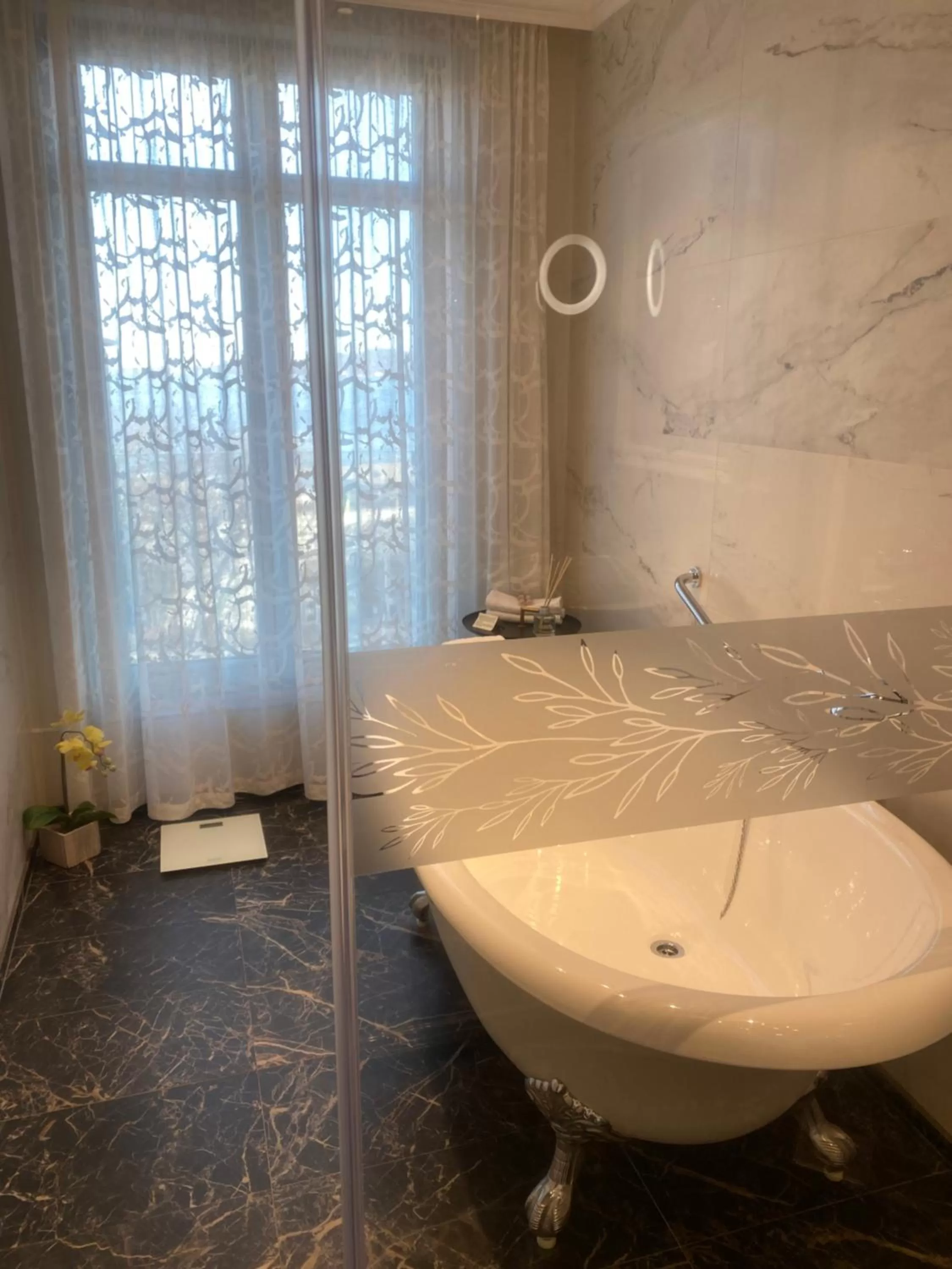 Bathroom, Bed in Hotel Residence Promenade