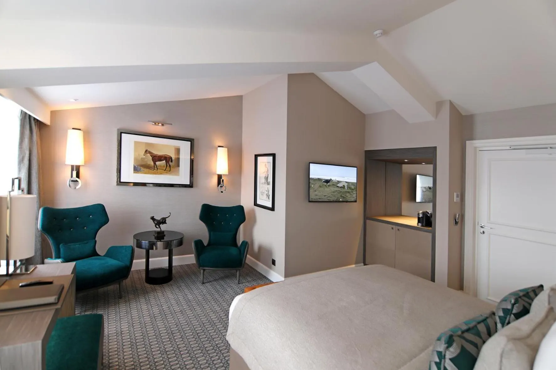 Living room, Bed in Hôtel Alchimy