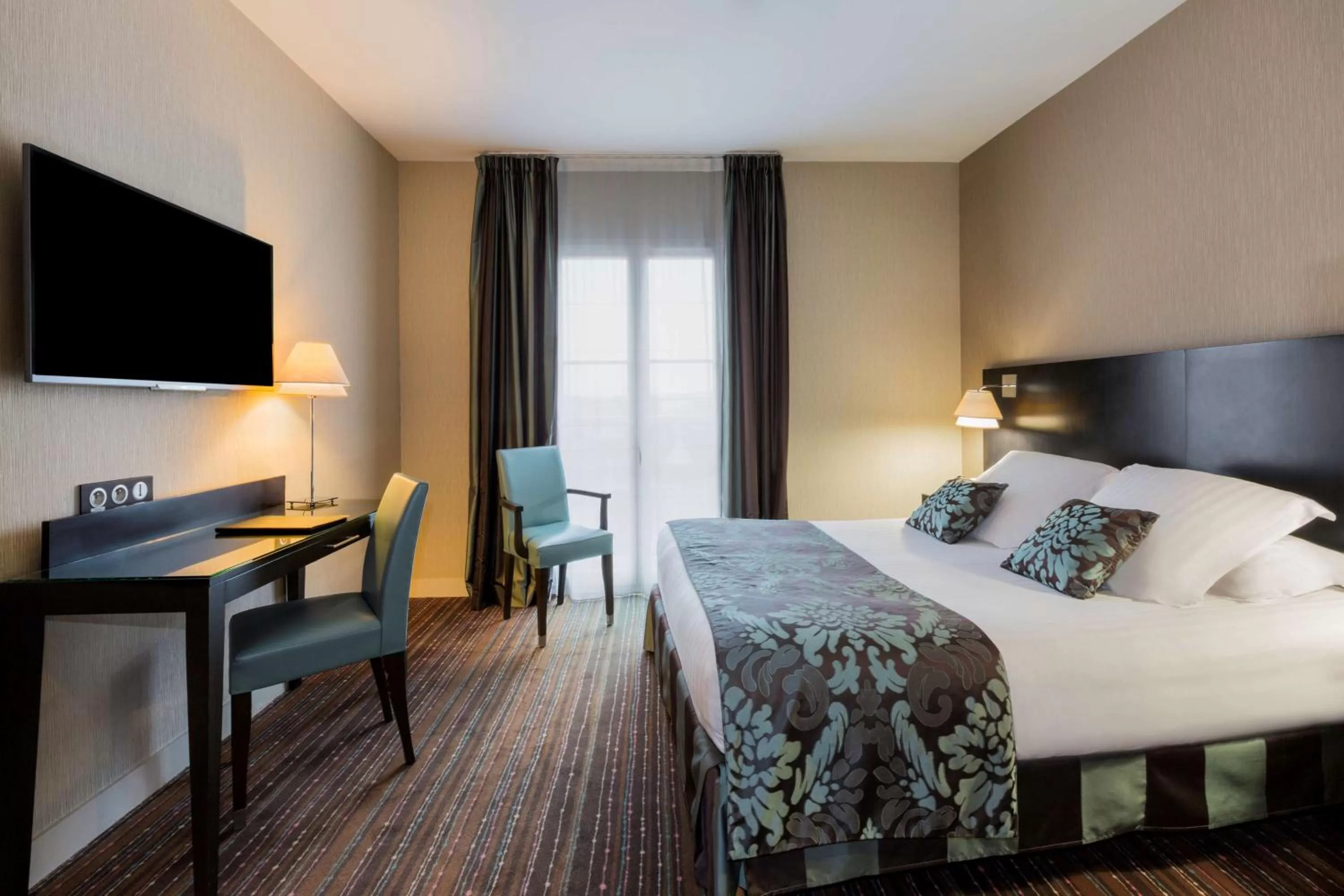 Photo of the whole room, Bed in Best Western Plus Richelieu