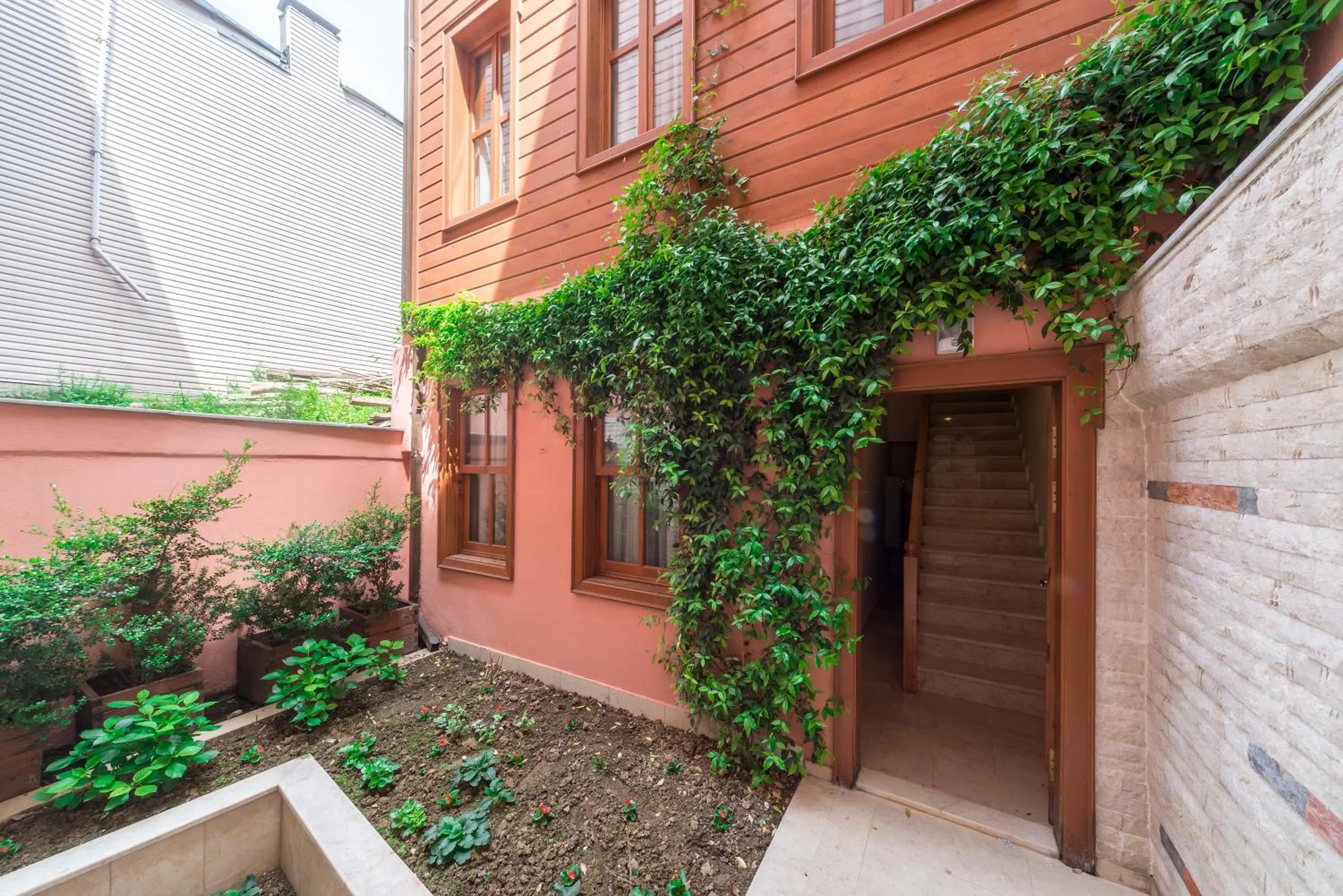 Property building in Lalinn Hotel