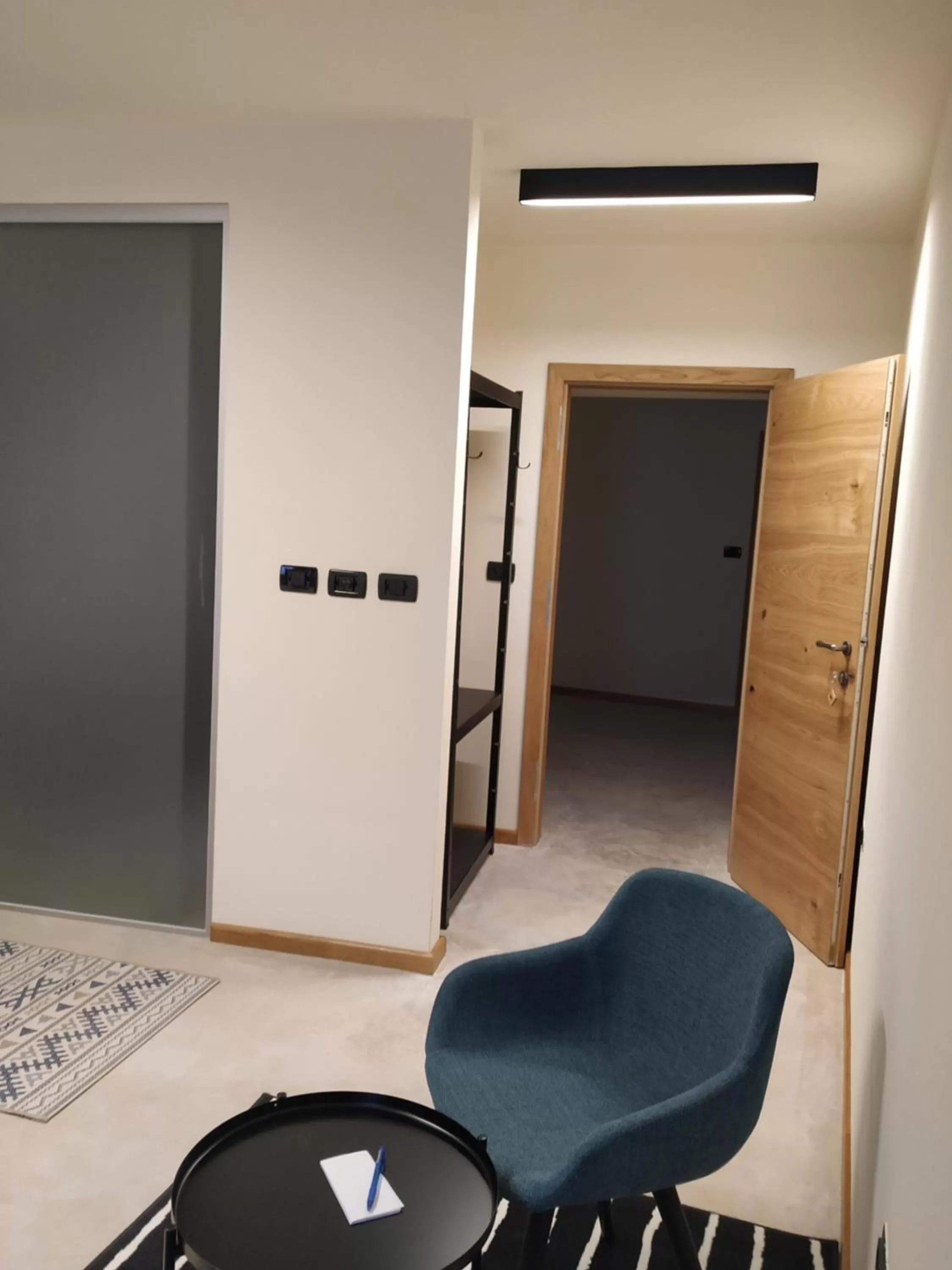 TV/Entertainment Center in B & W KRIŽ