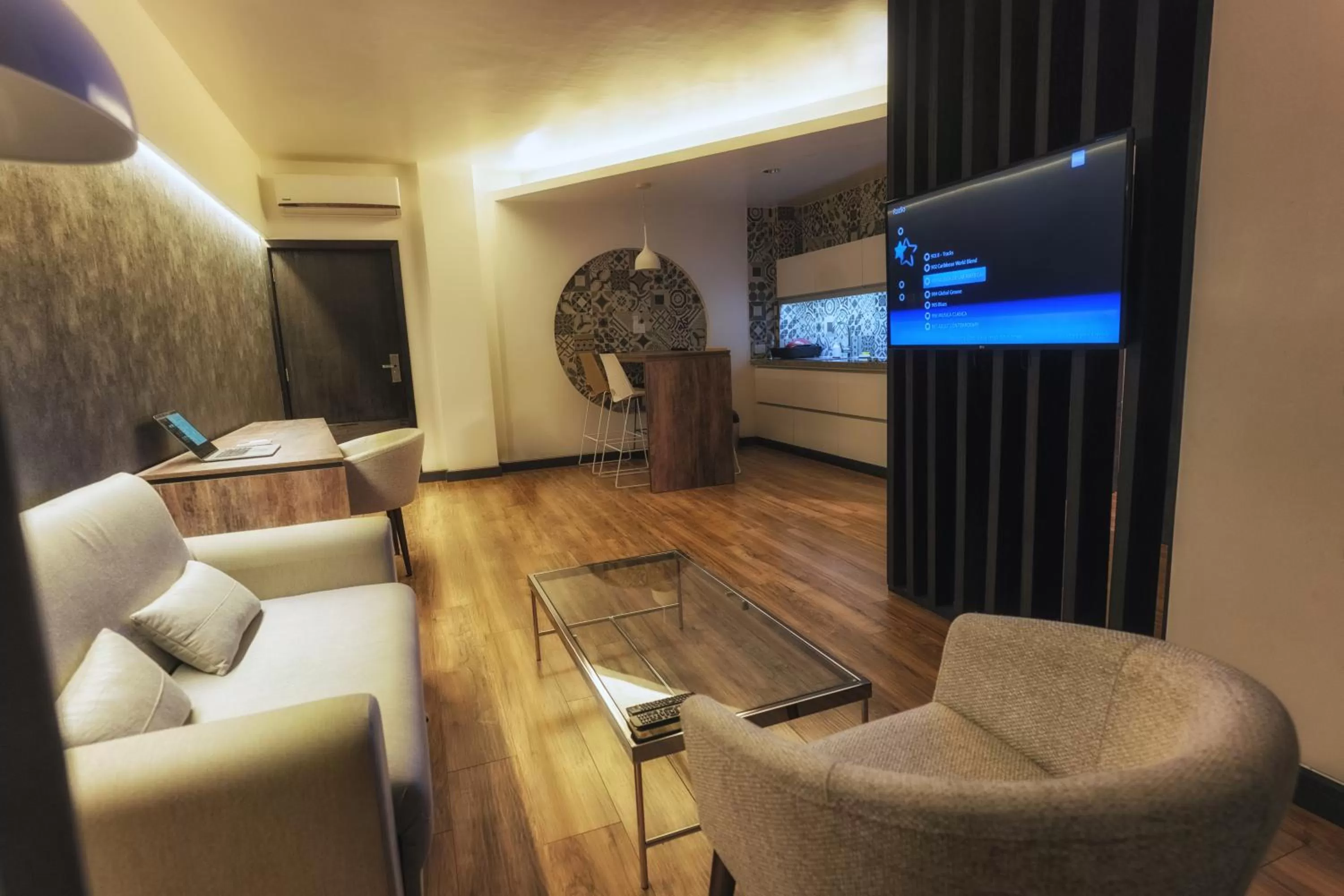 Communal lounge/ TV room in Urban Suites Apart Hotel